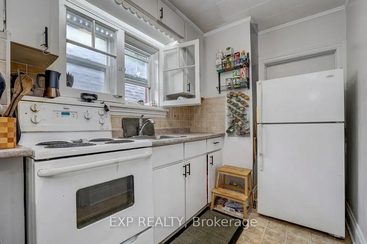 108 Lebreton Street N