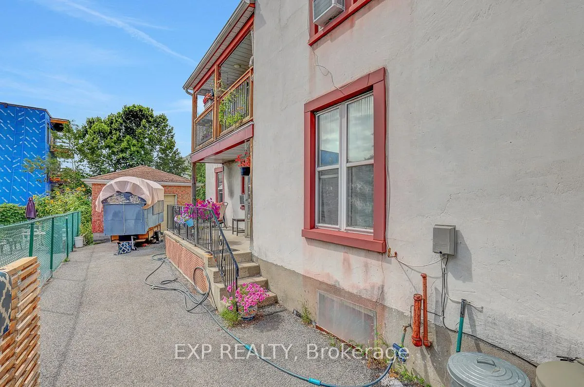 108 Lebreton Street N