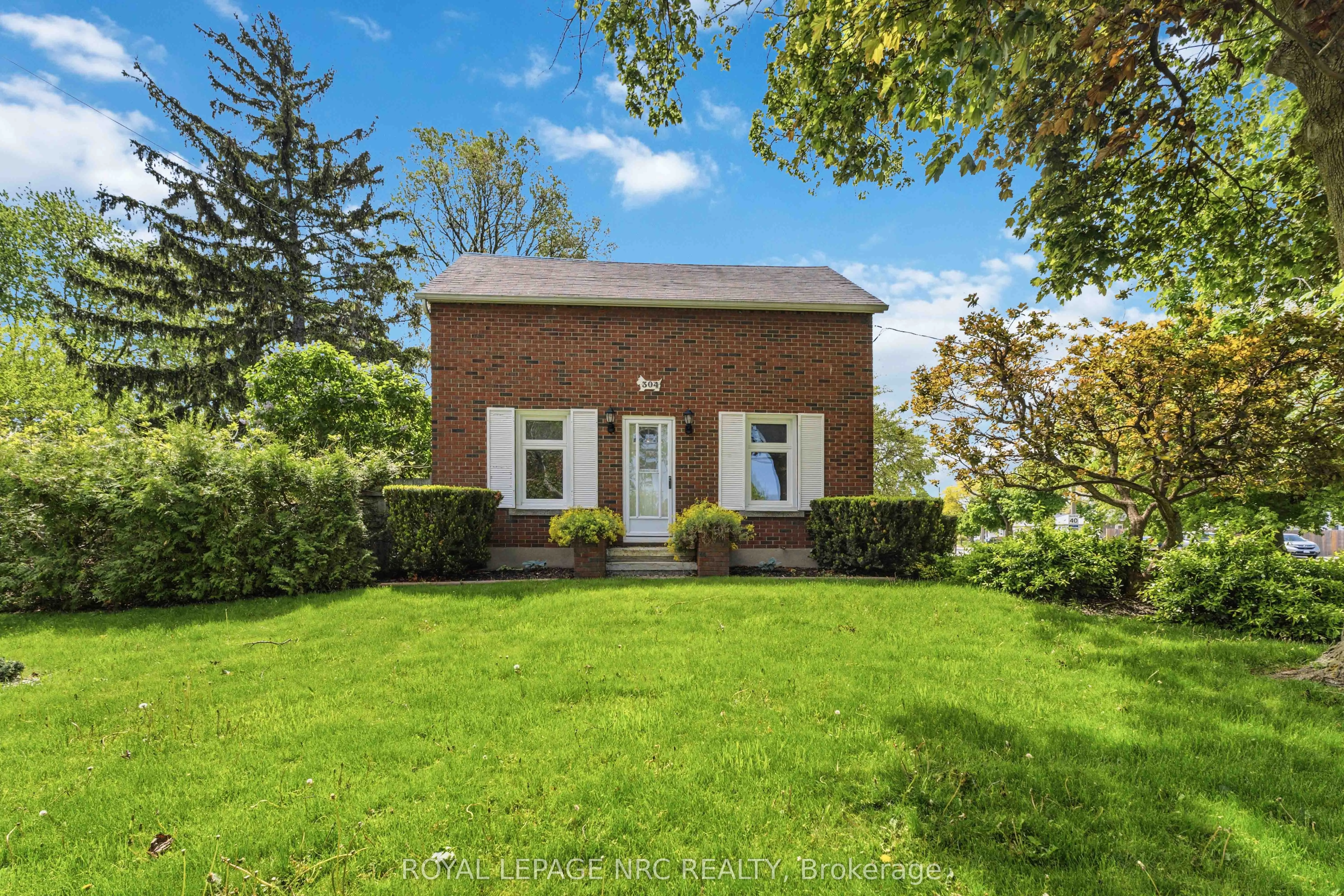 304 Scott Street S