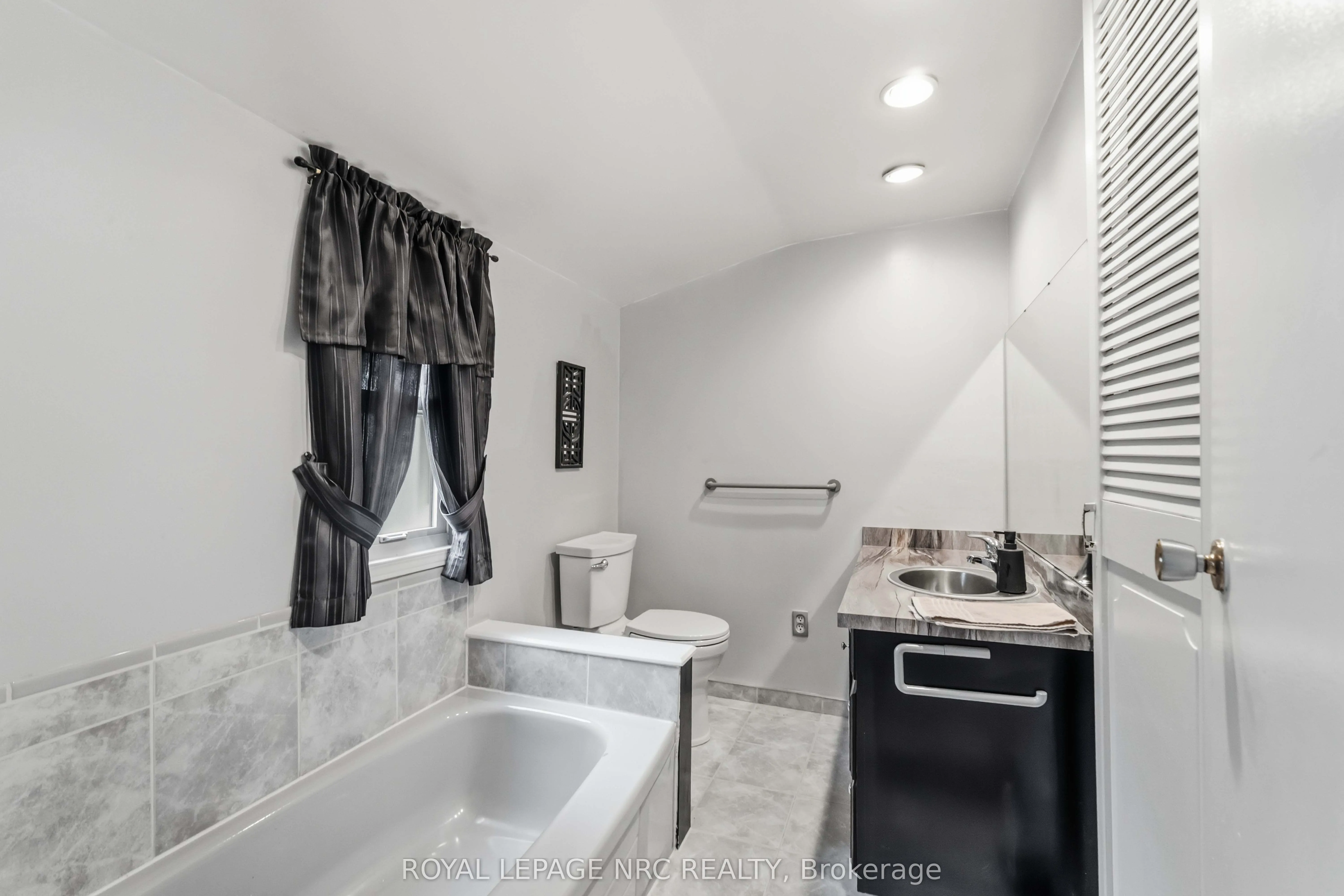 304 Scott Street S