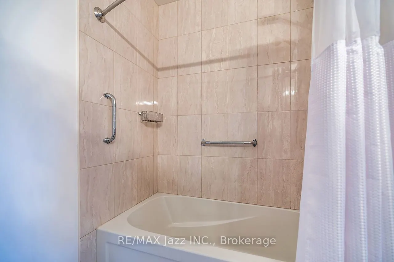 29 Lakewood Crescent #111