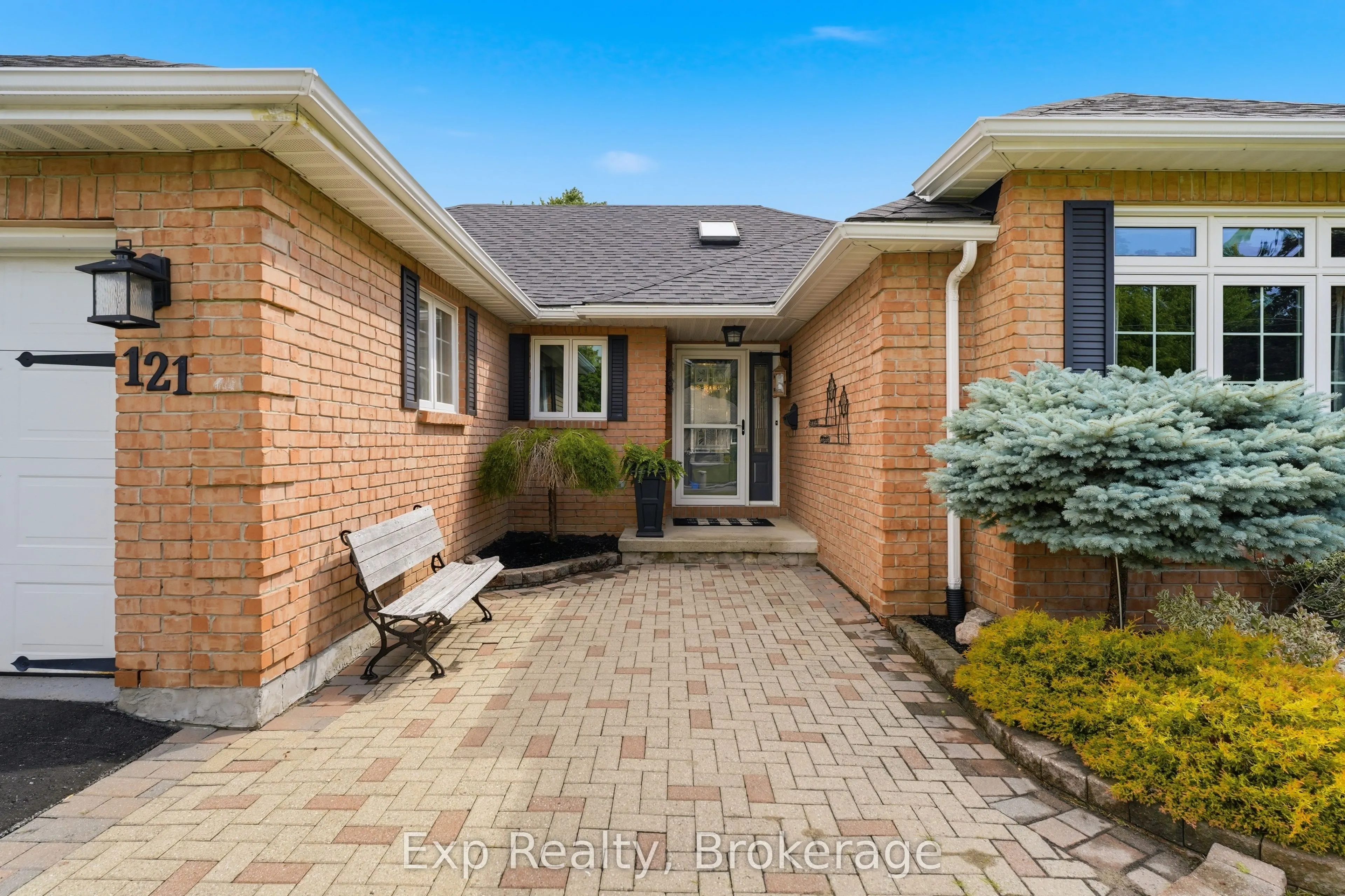121 Simcoe Street