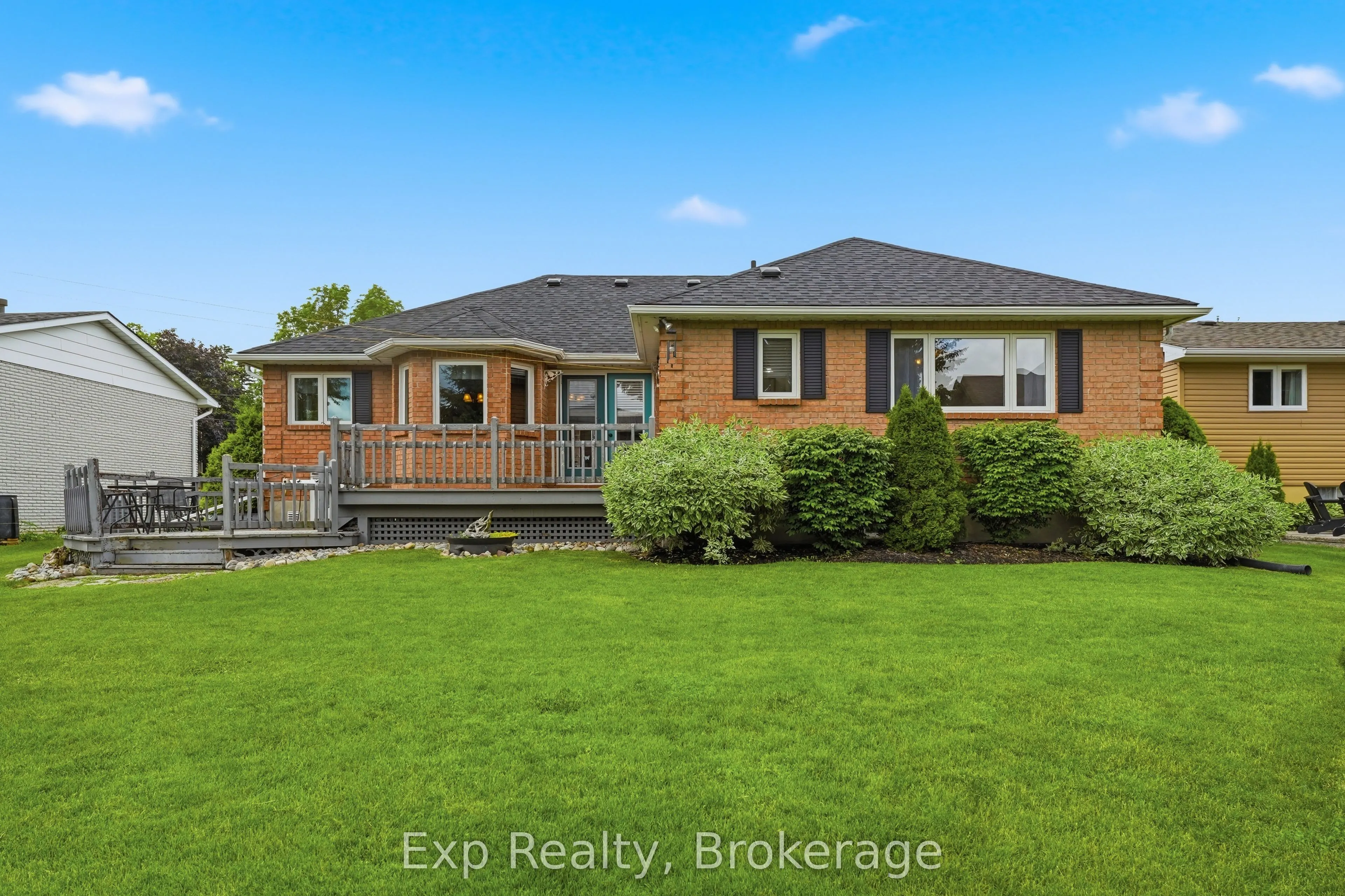 121 Simcoe Street