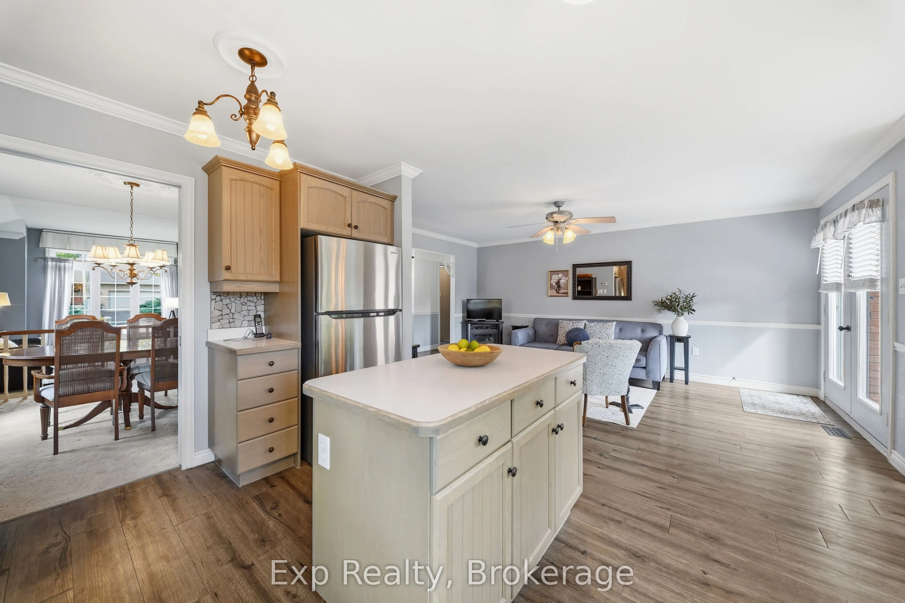 121 Simcoe Street