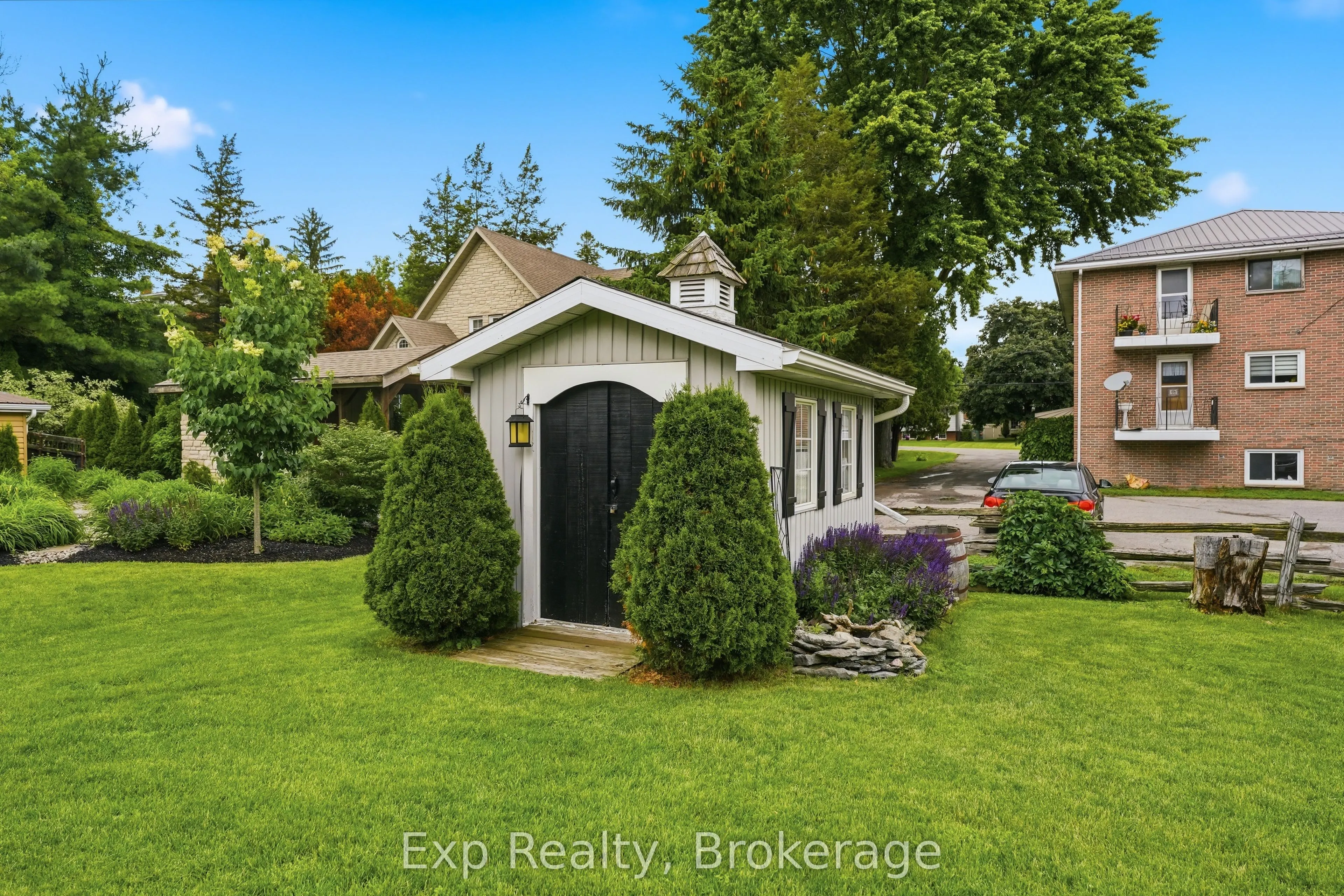 121 Simcoe Street