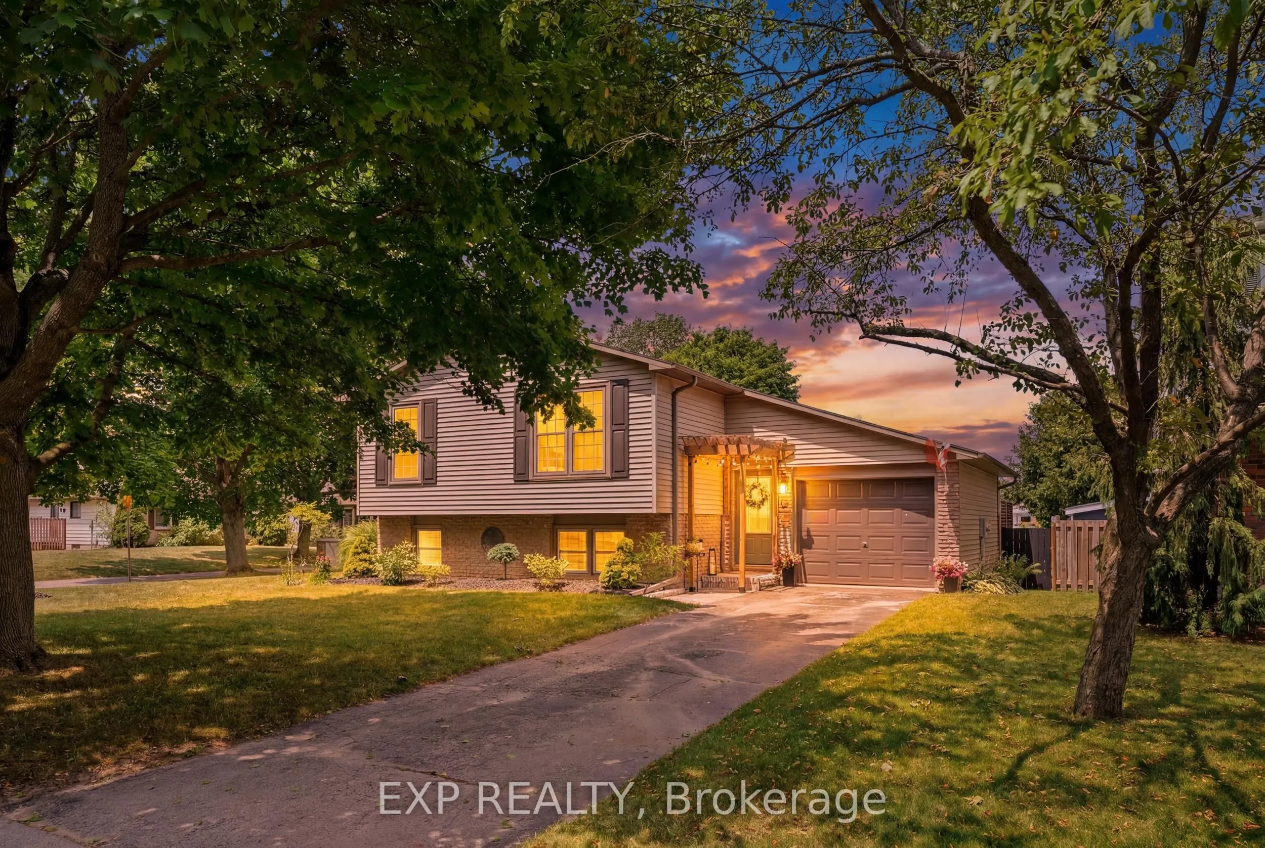 72 Crestlynn Crescent