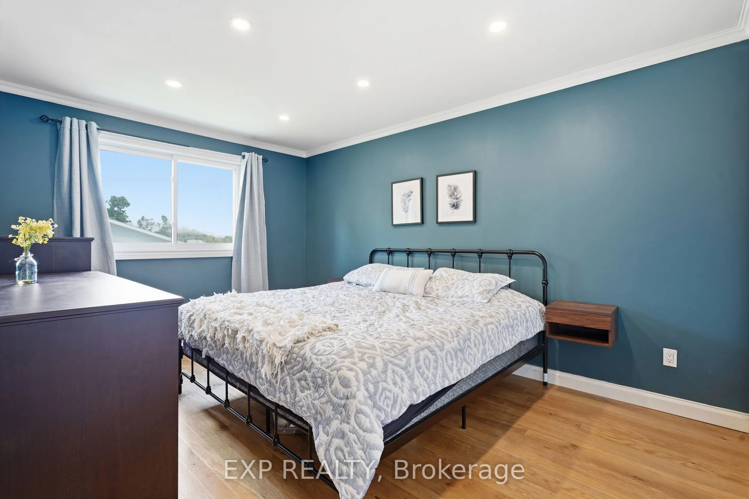 72 Crestlynn Crescent