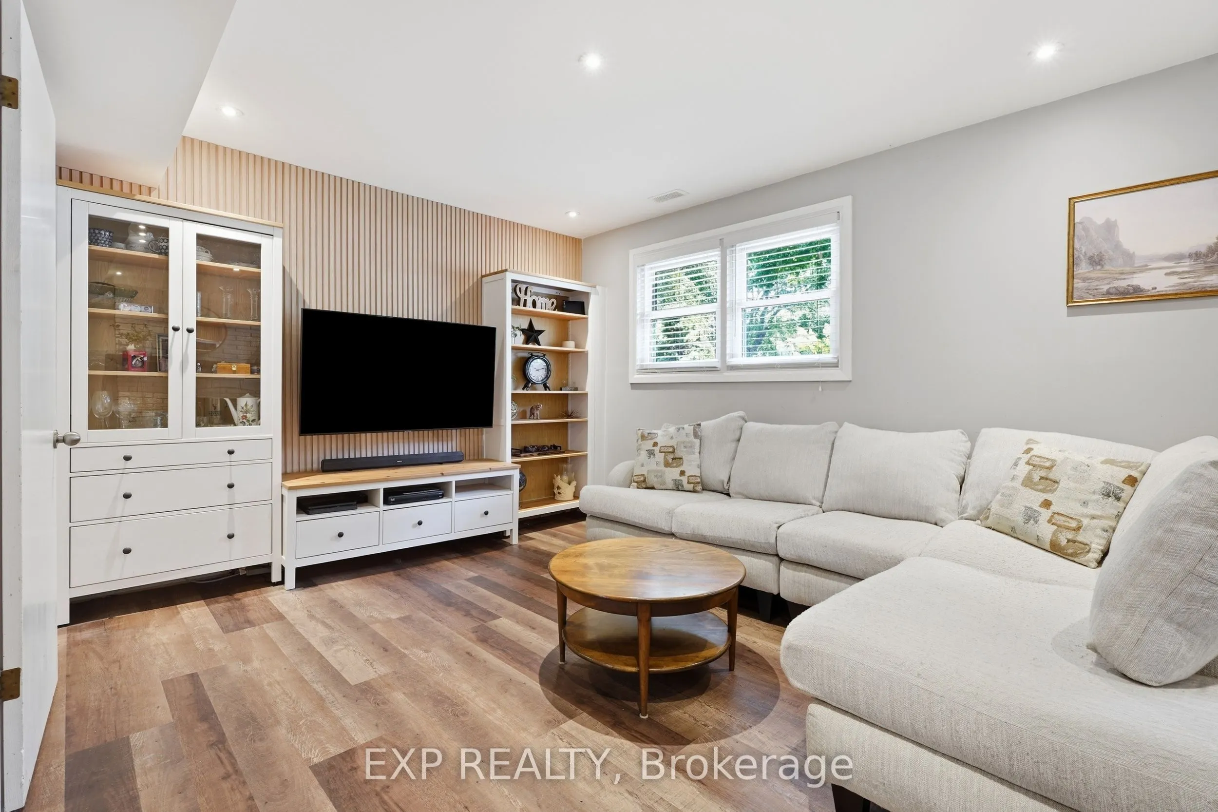 72 Crestlynn Crescent
