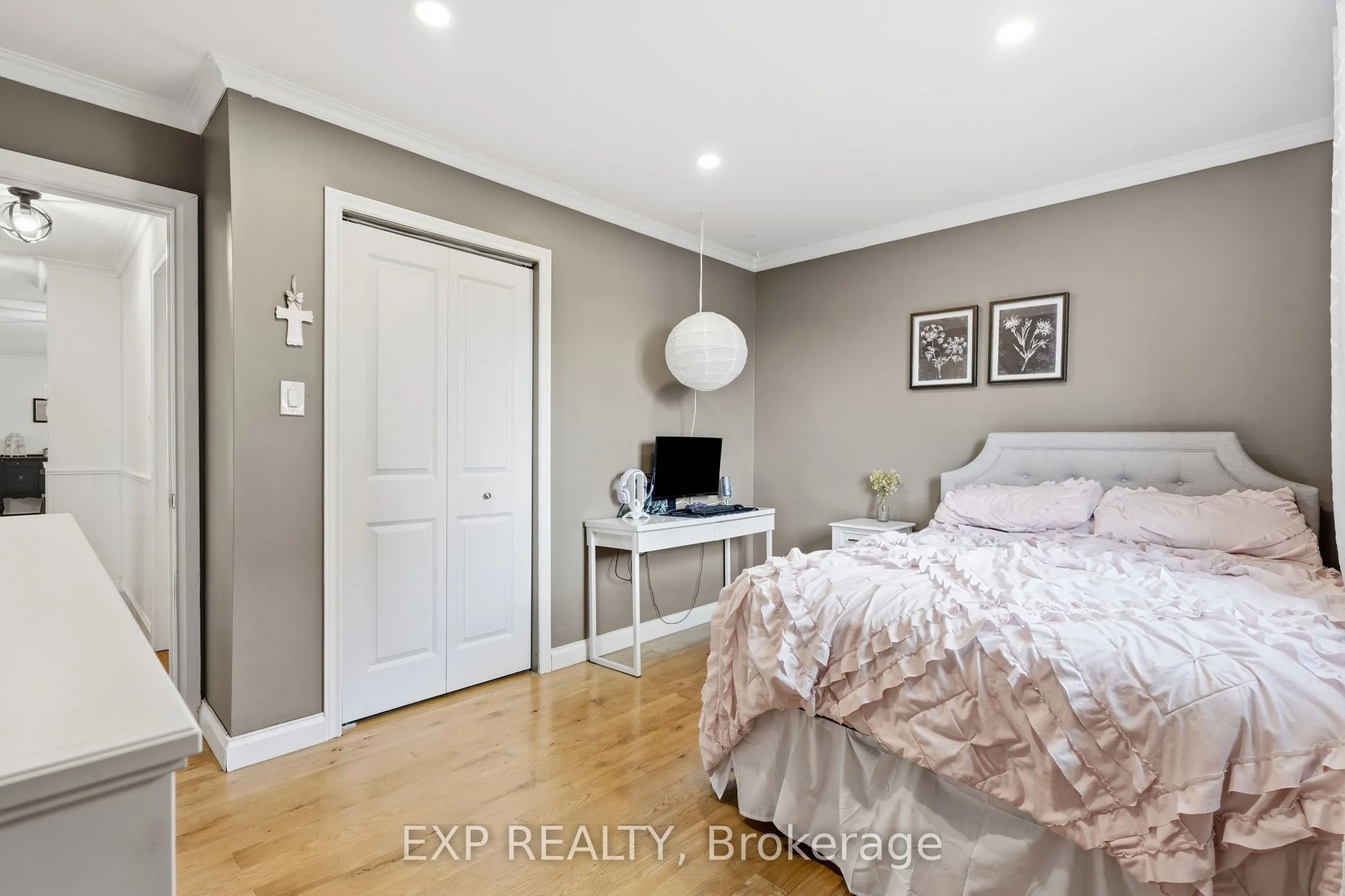 72 Crestlynn Crescent