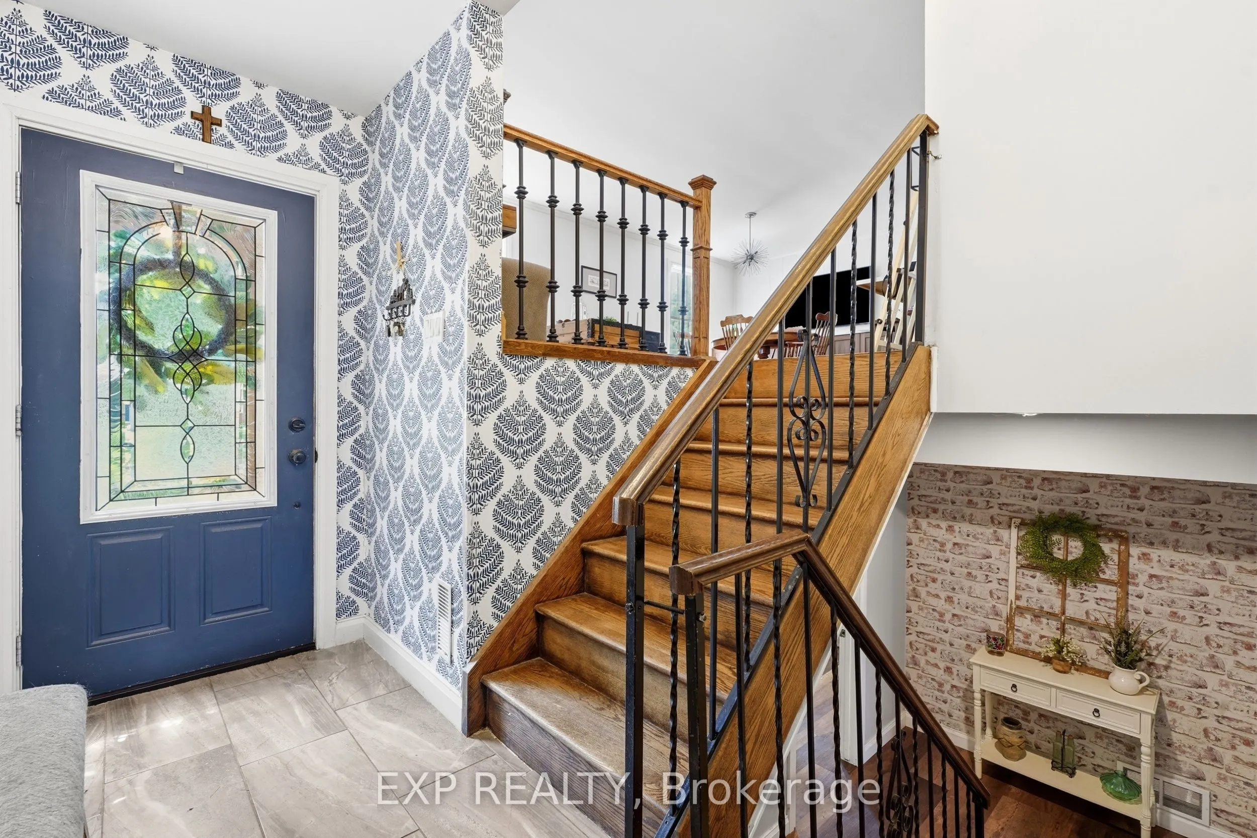 72 Crestlynn Crescent