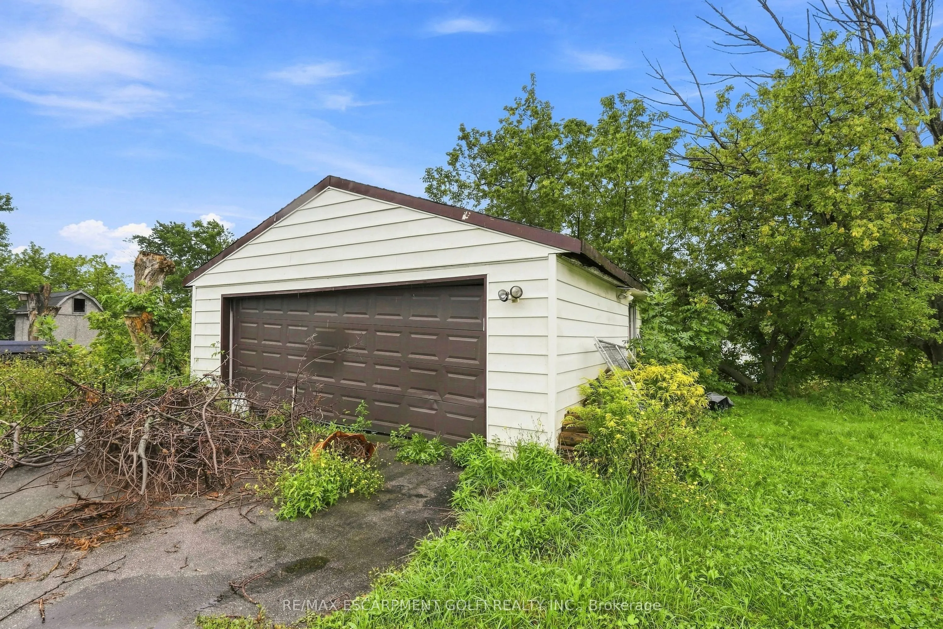 663 Ridge Road W
