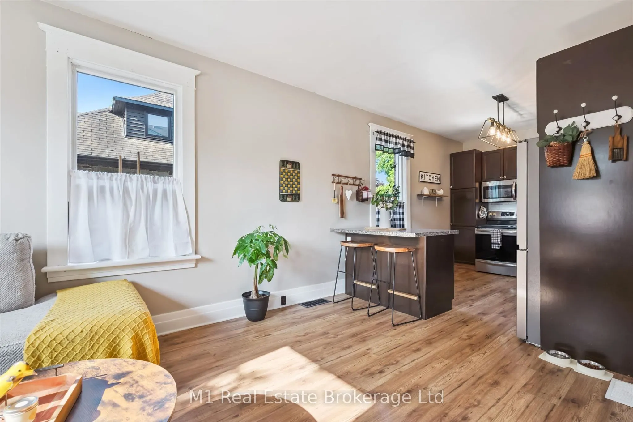 691 St Andrew Street W