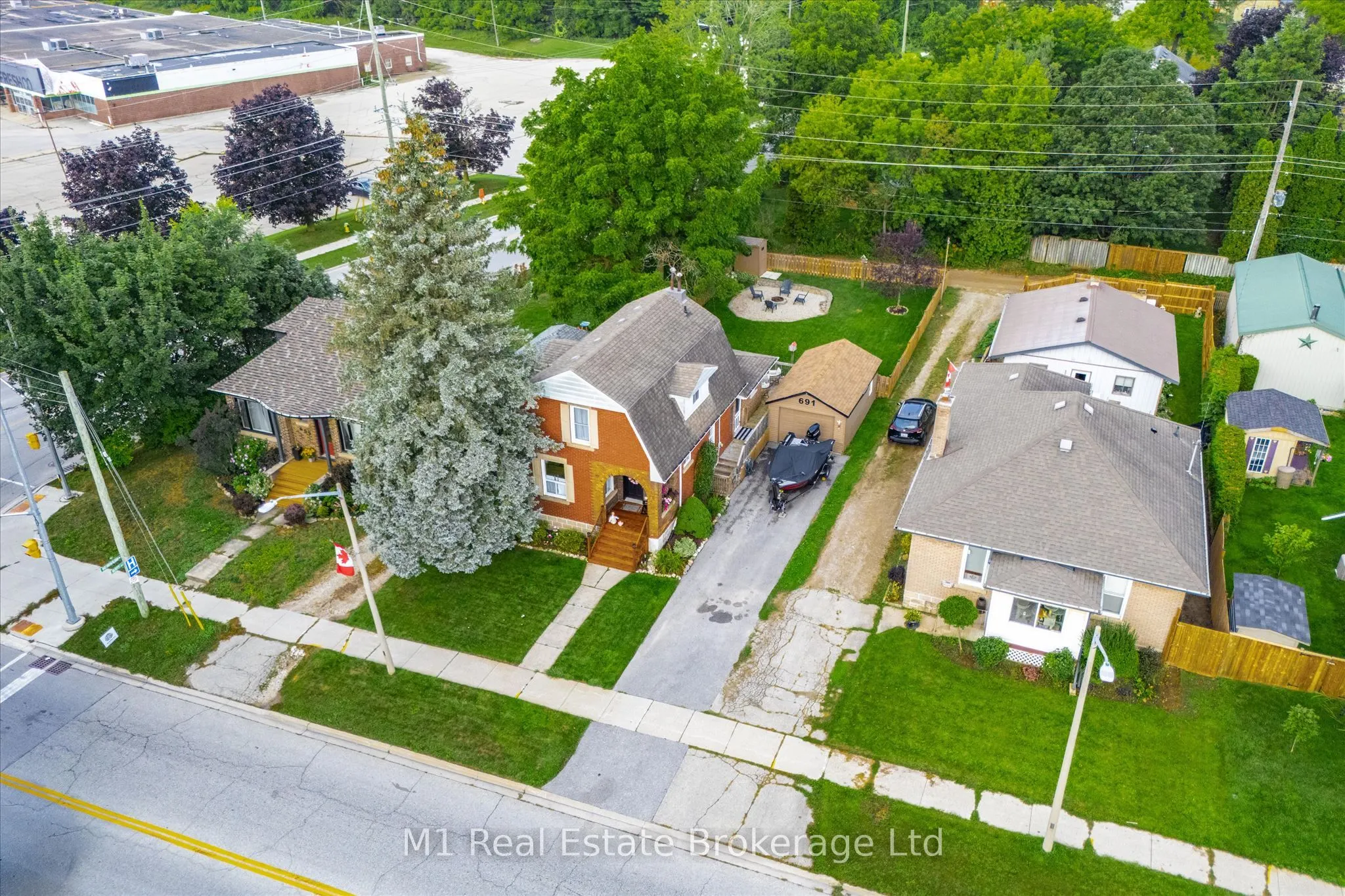 691 St Andrew Street W