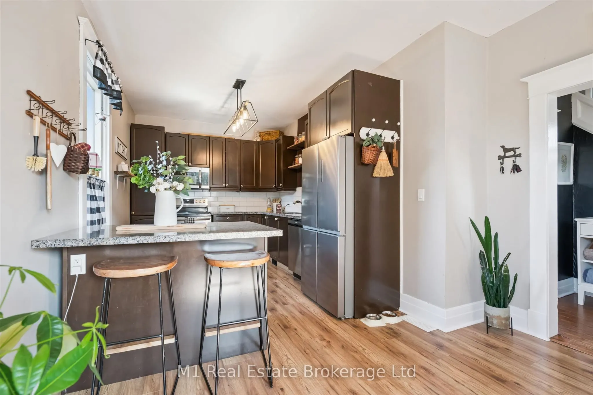 691 St Andrew Street W