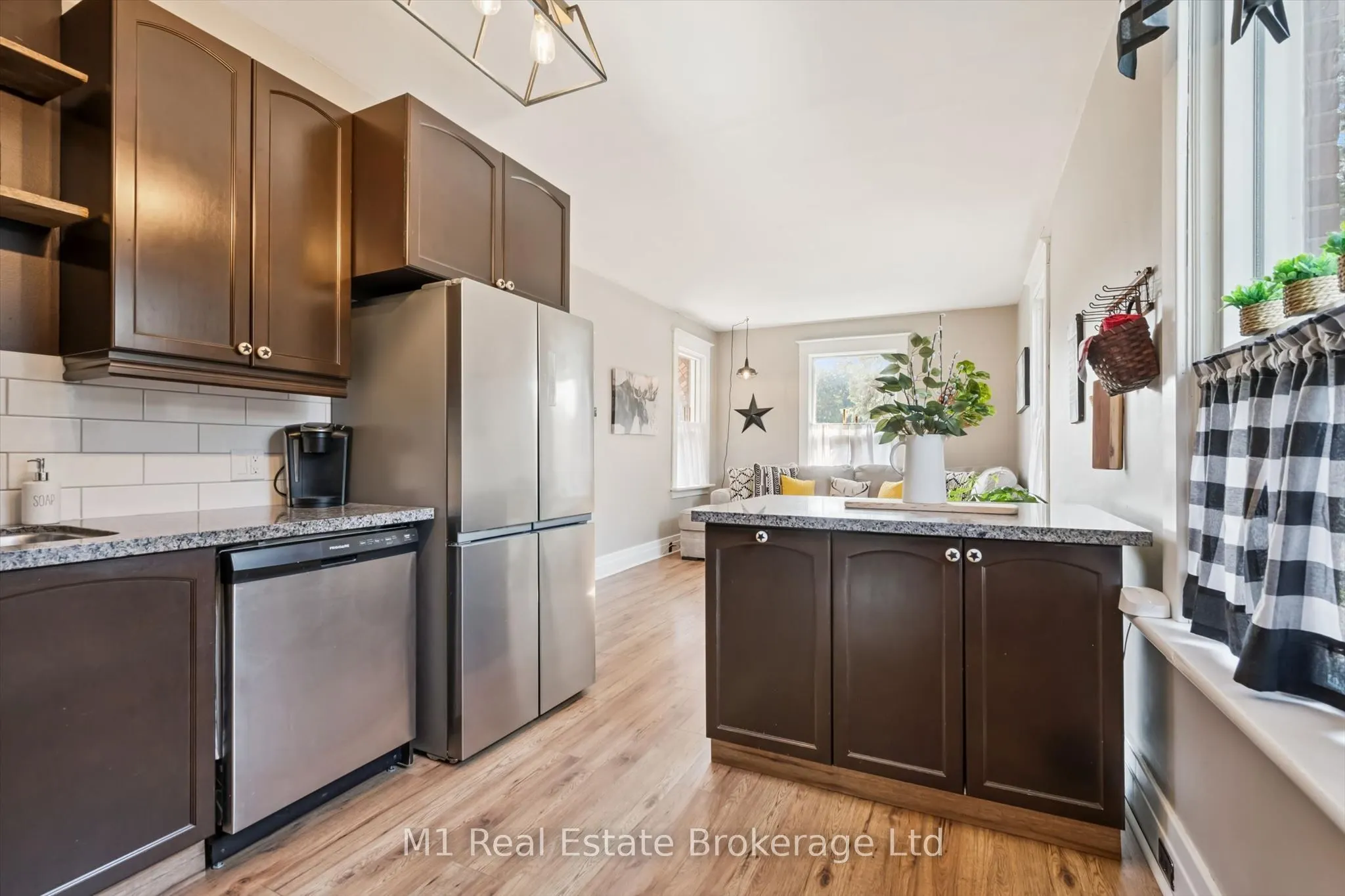 691 St Andrew Street W