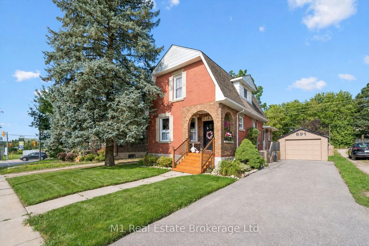 691 St Andrew Street W