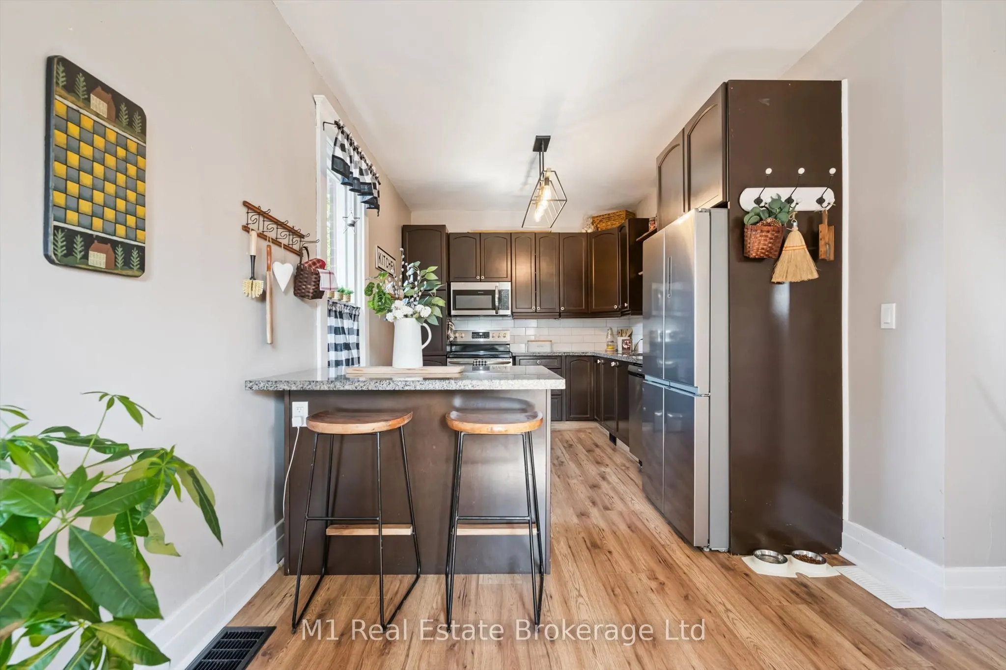 691 St Andrew Street W