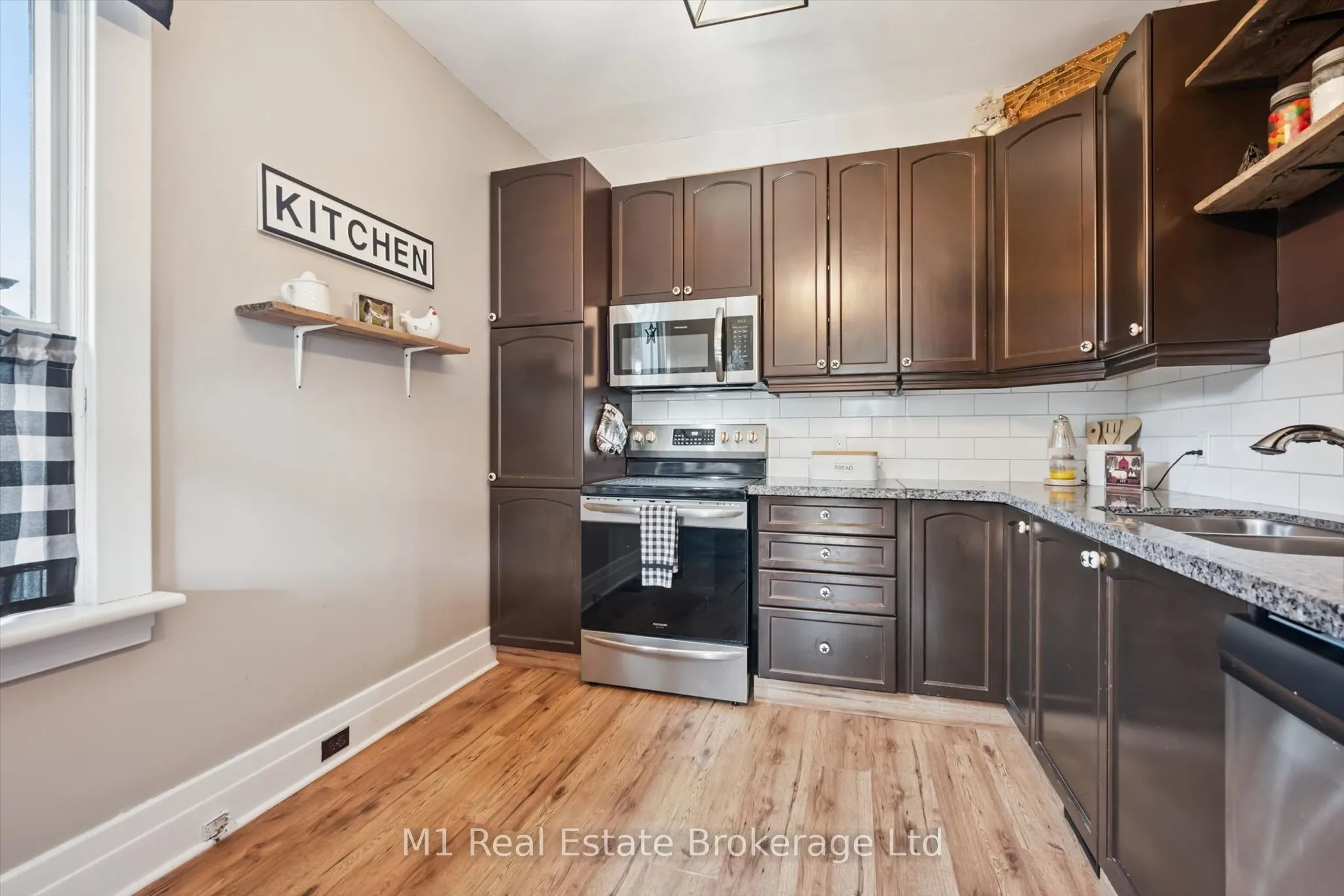 691 St Andrew Street W