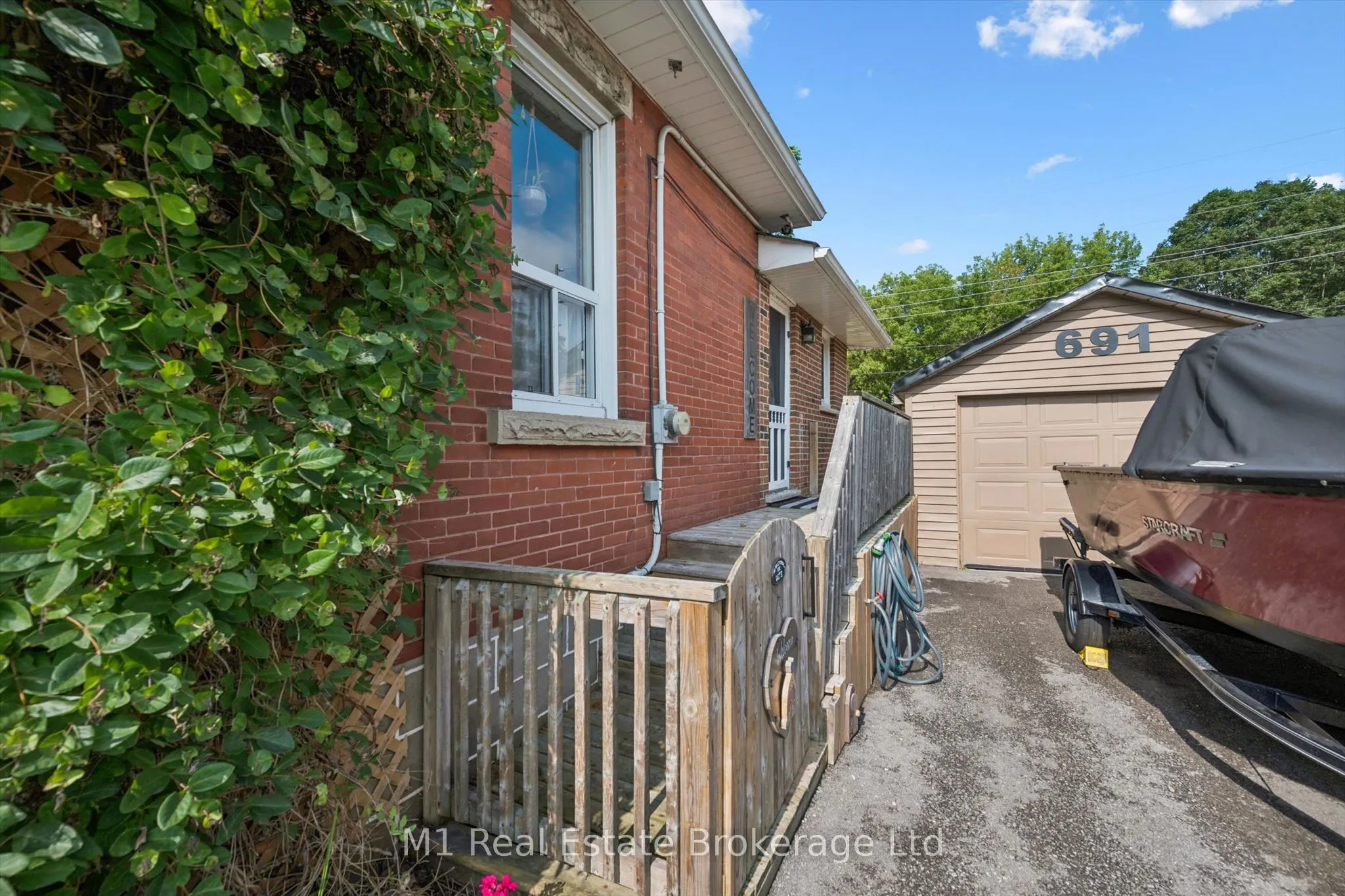 691 St Andrew Street W