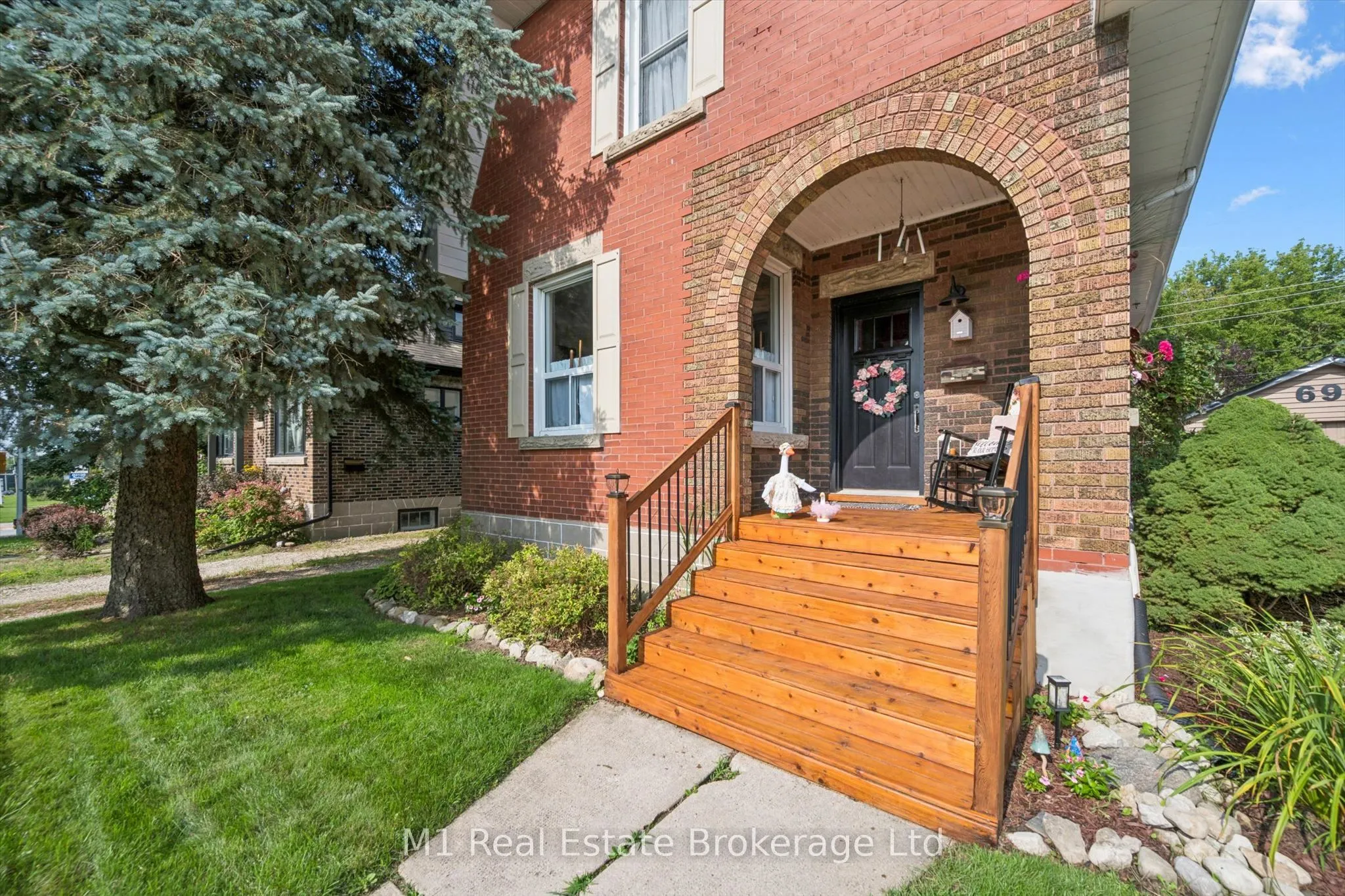 691 St Andrew Street W