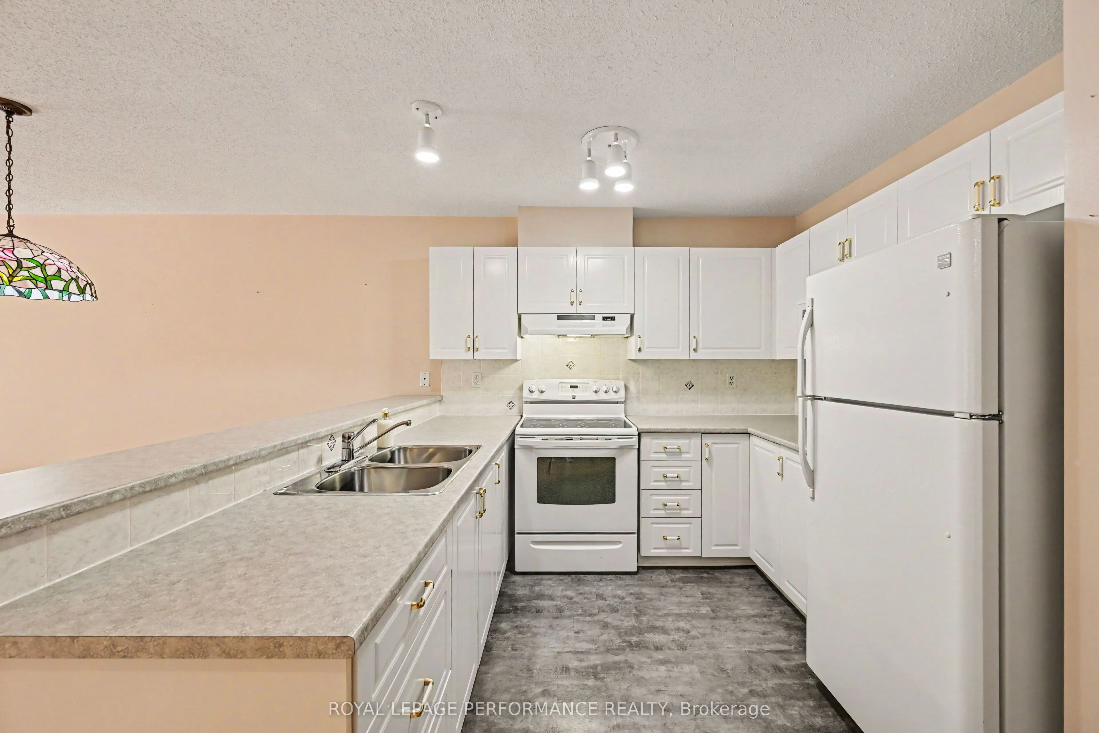 18 Daphne Crescent #18