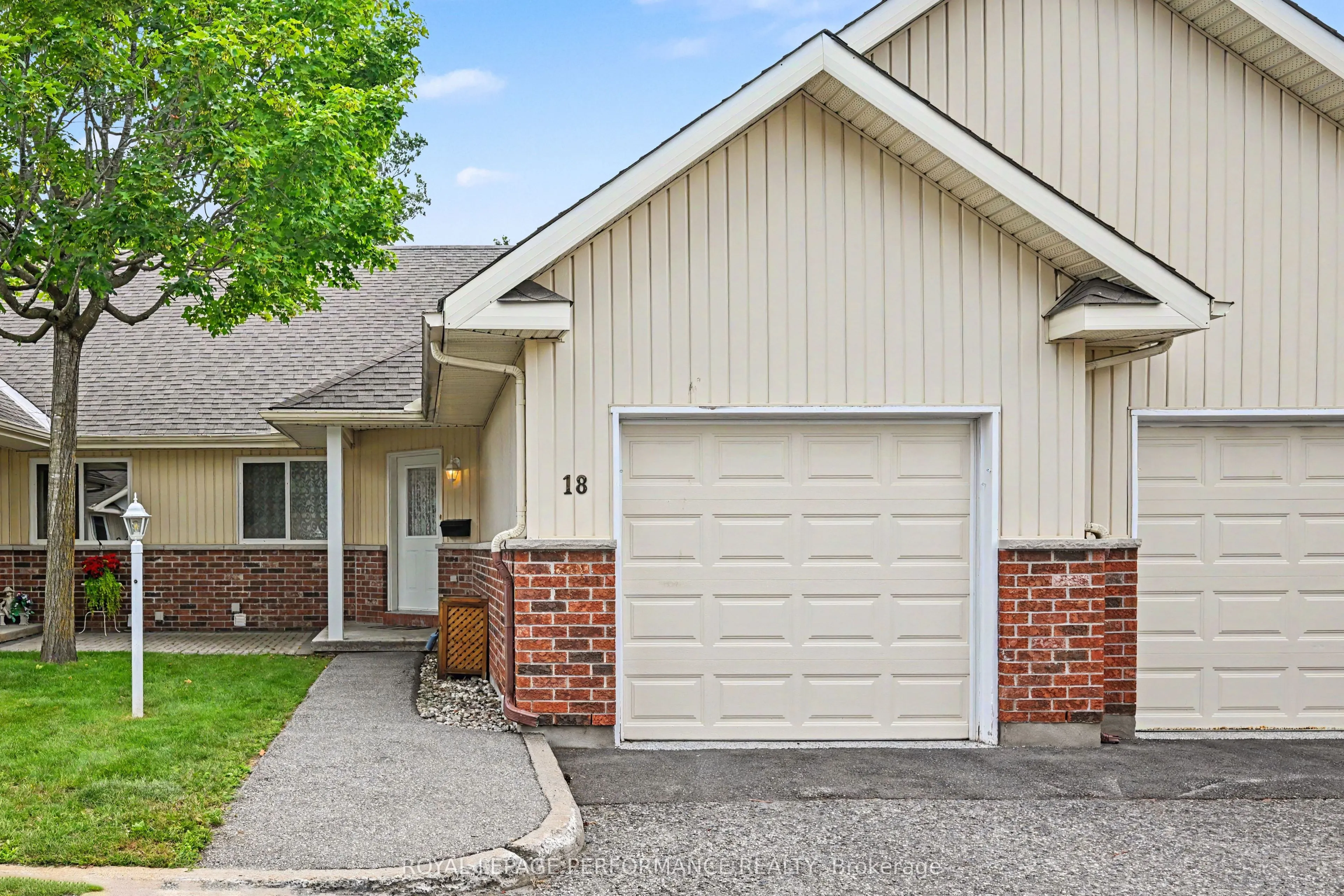 18 Daphne Crescent #18