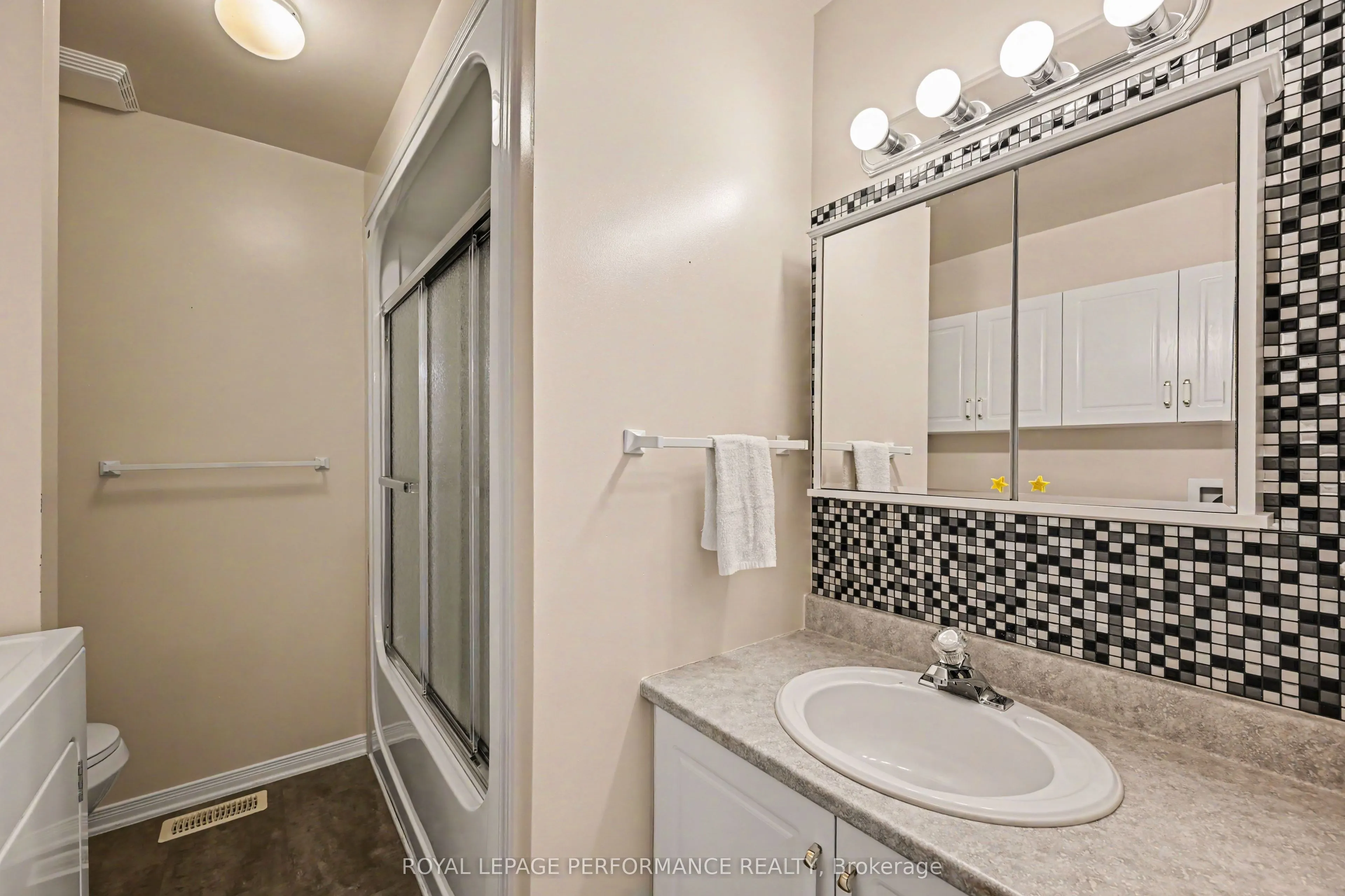18 Daphne Crescent #18
