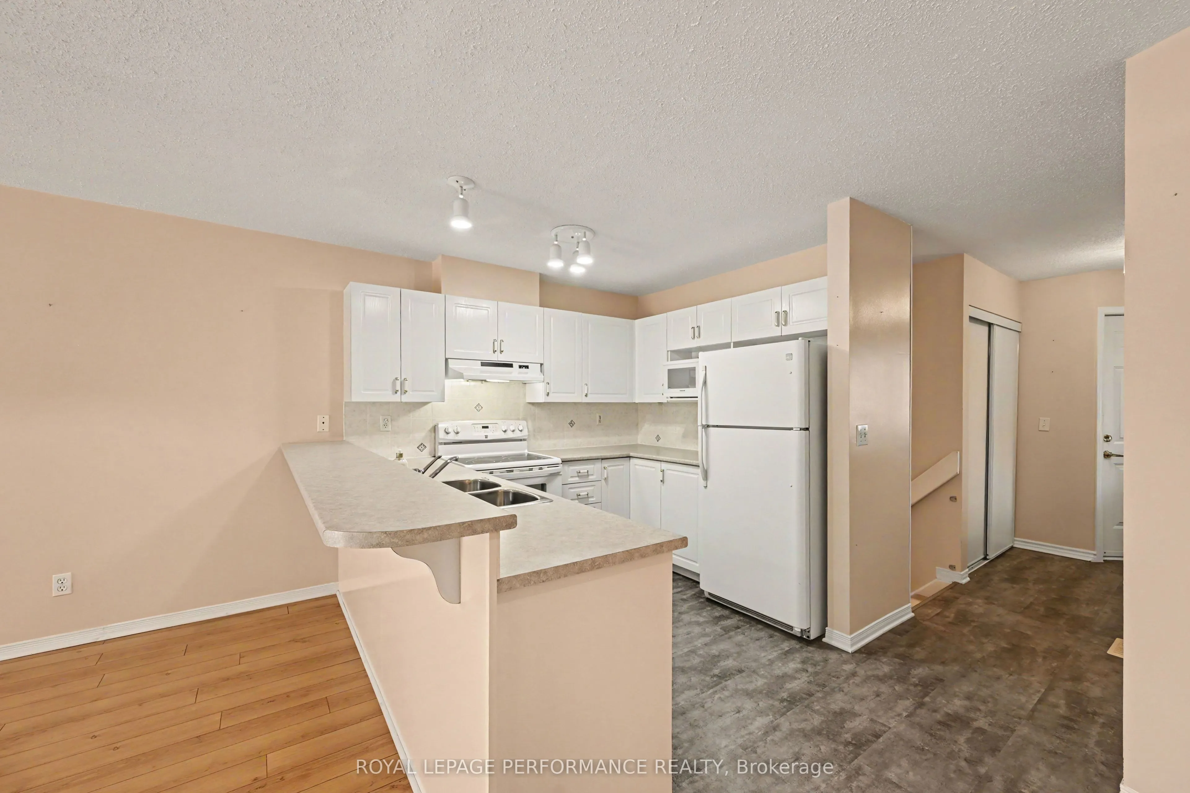 18 Daphne Crescent #18