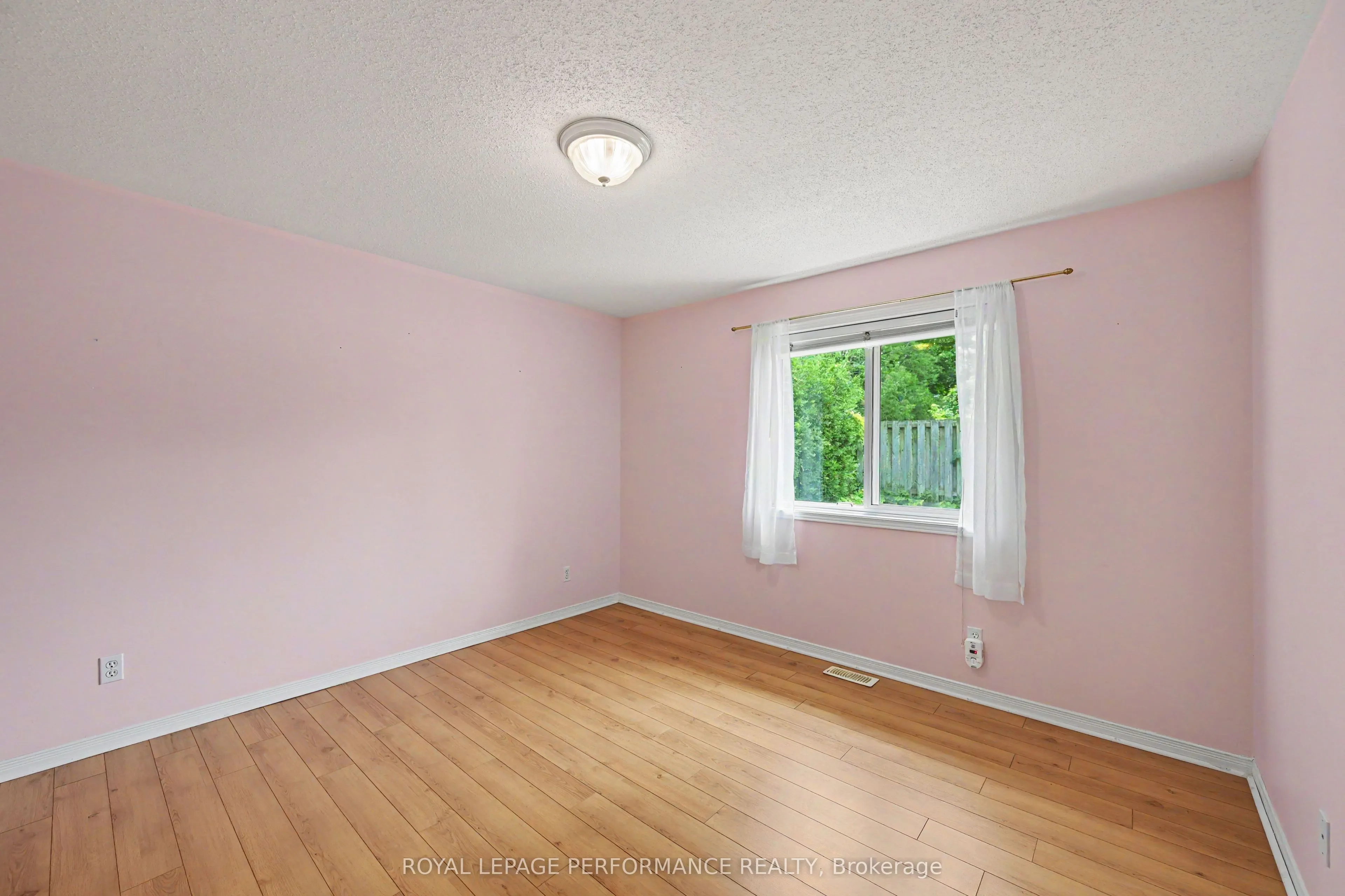 18 Daphne Crescent #18