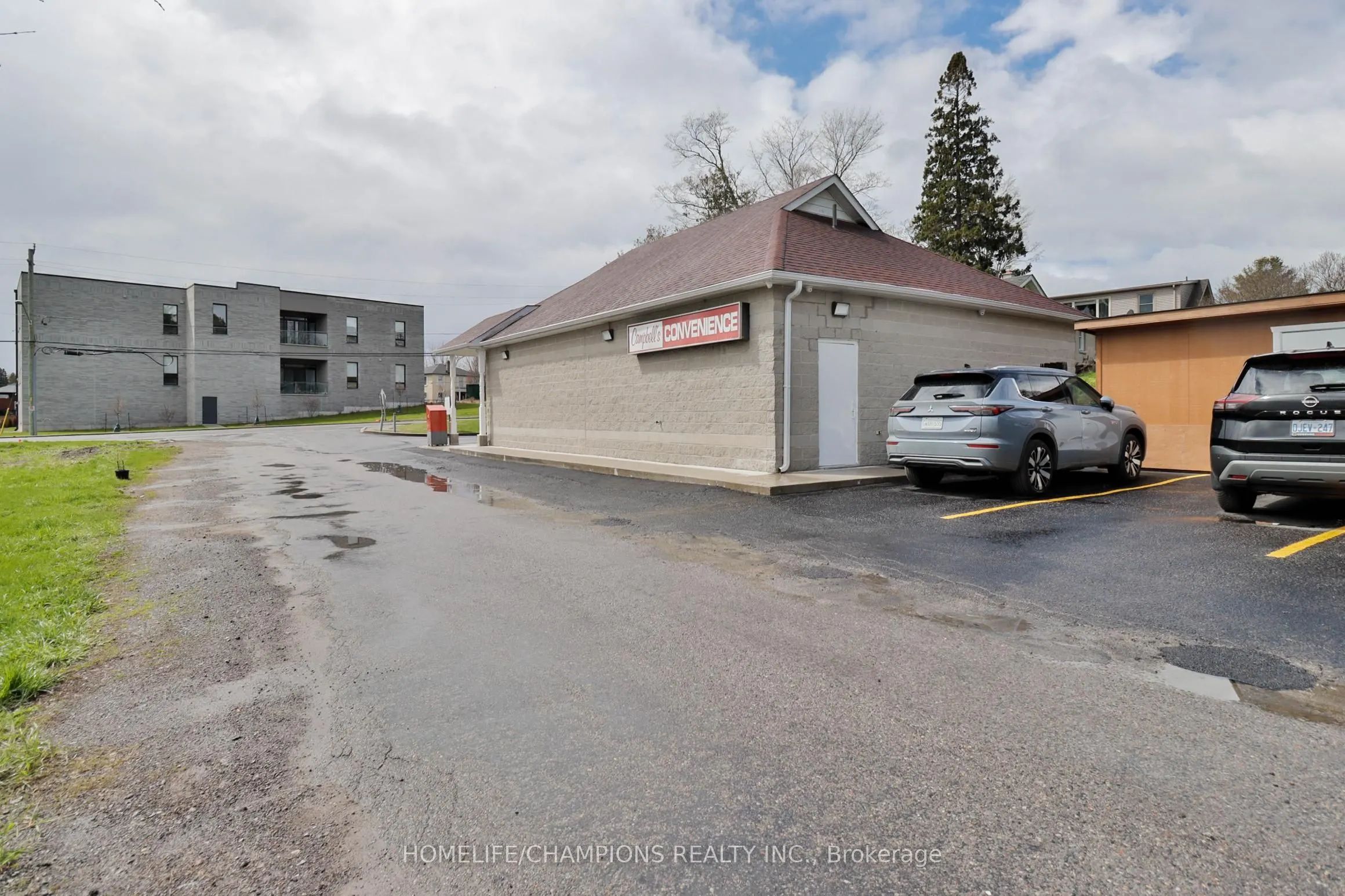 422 King Street W