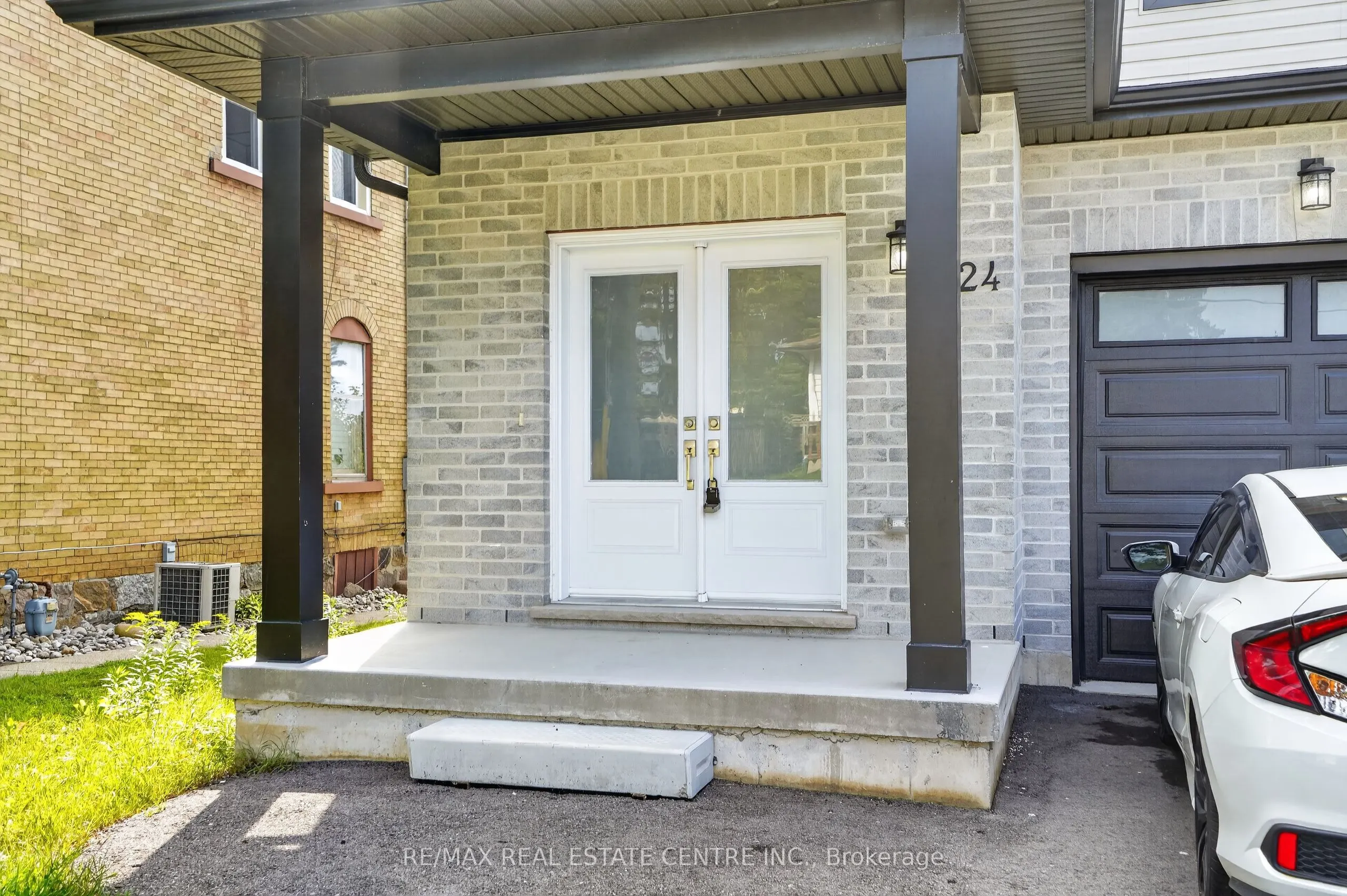 124 King Street E