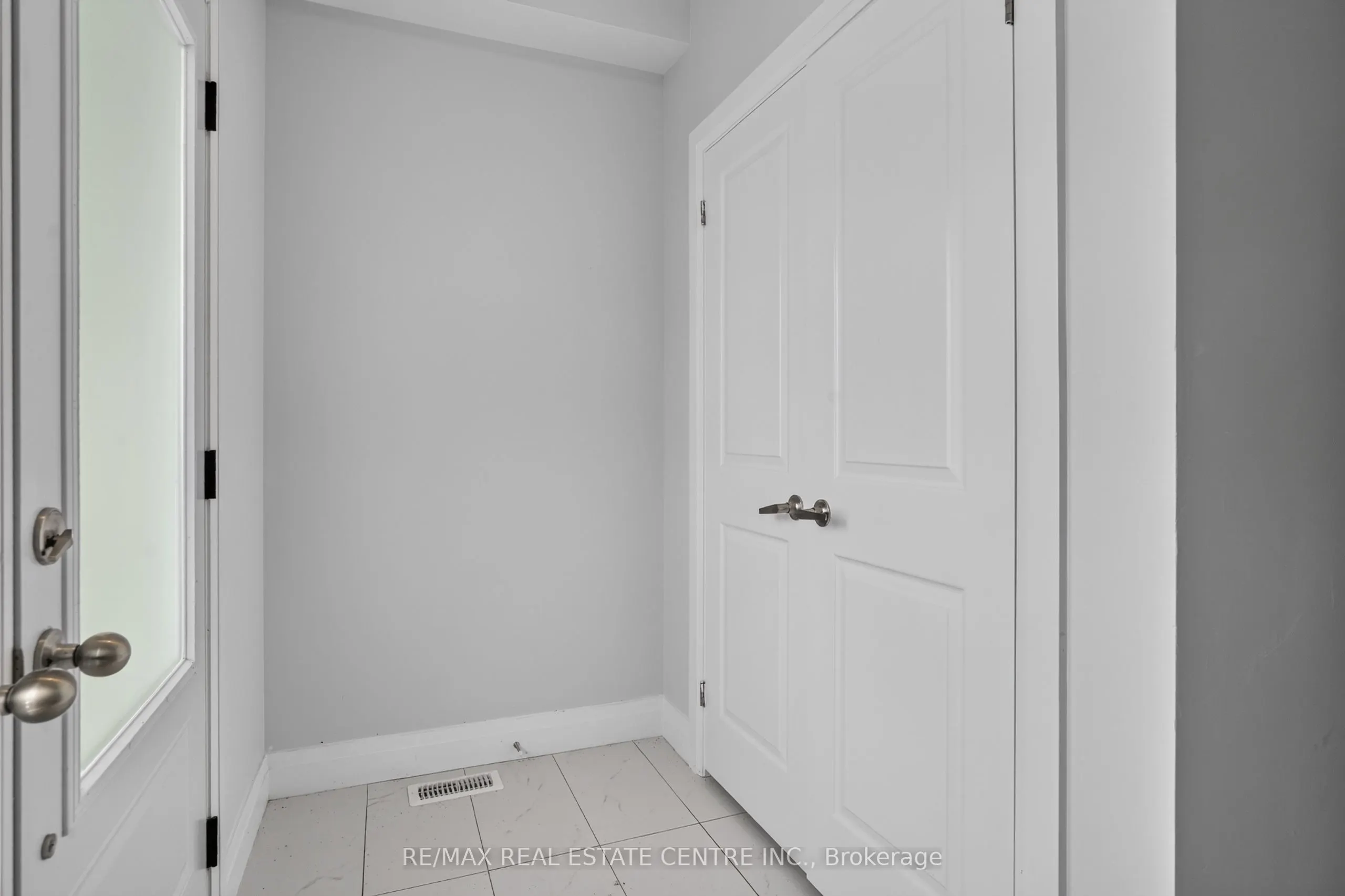 124 King Street E