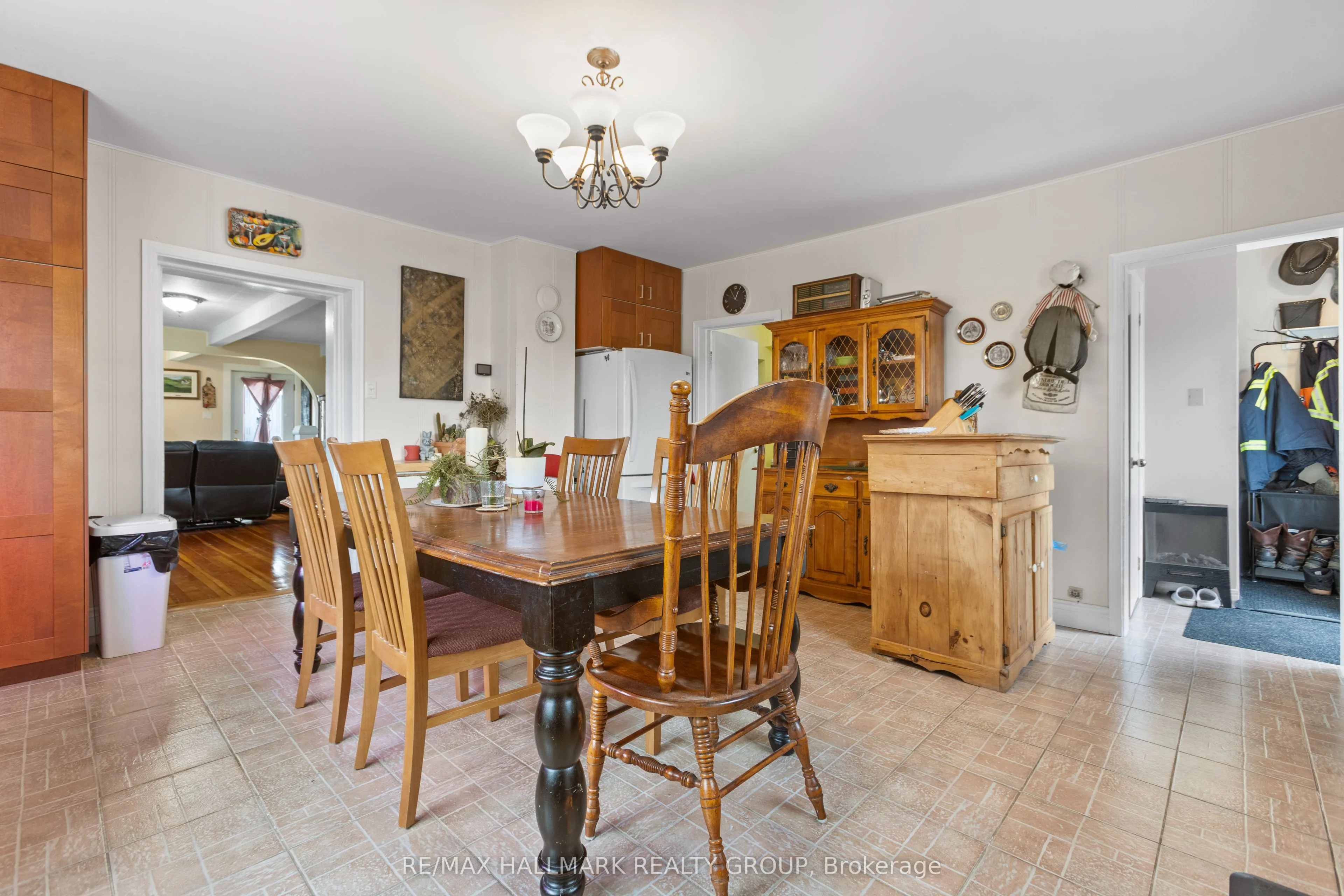 1127 Labrosse Road E
