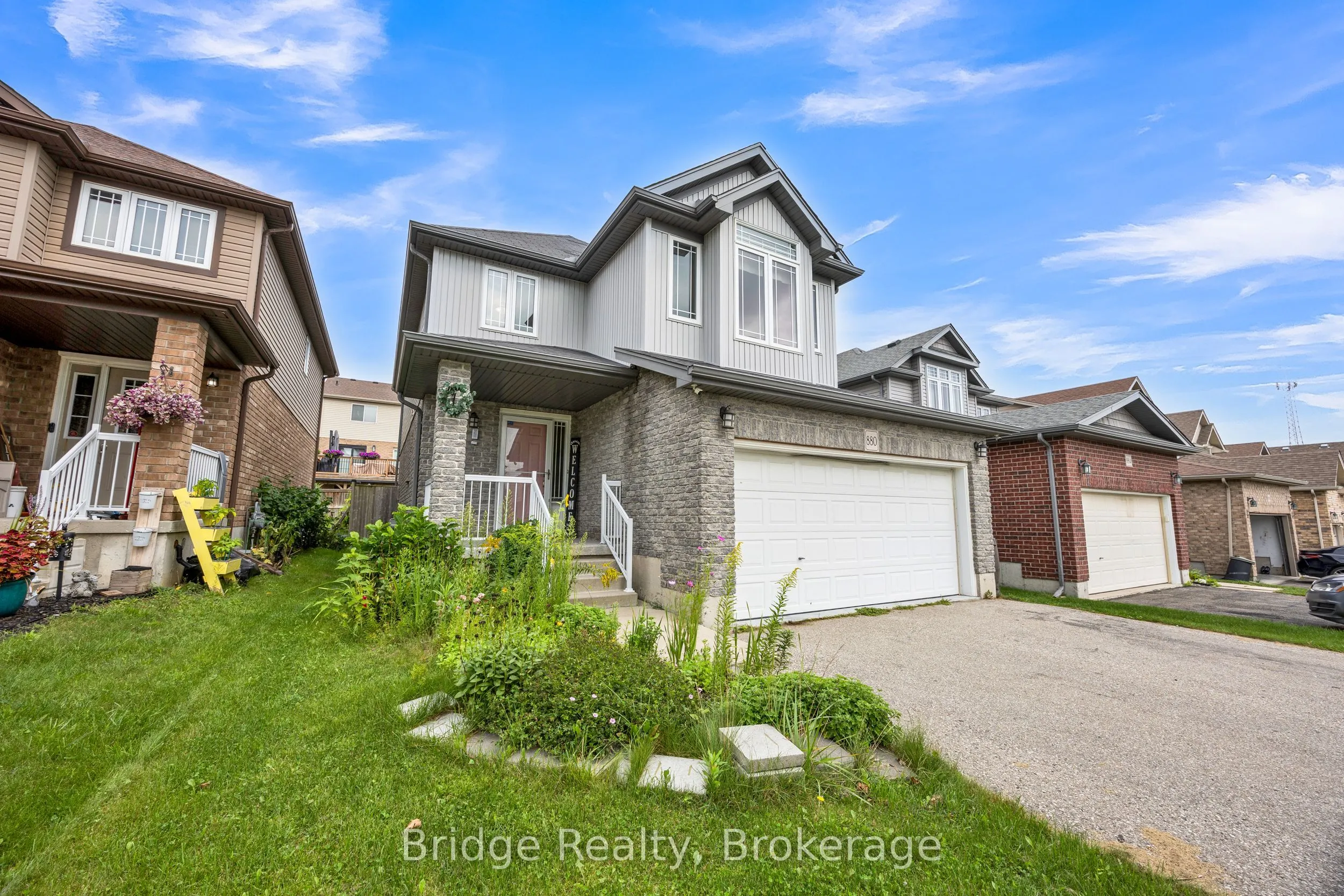 880 Frontenac Crescent