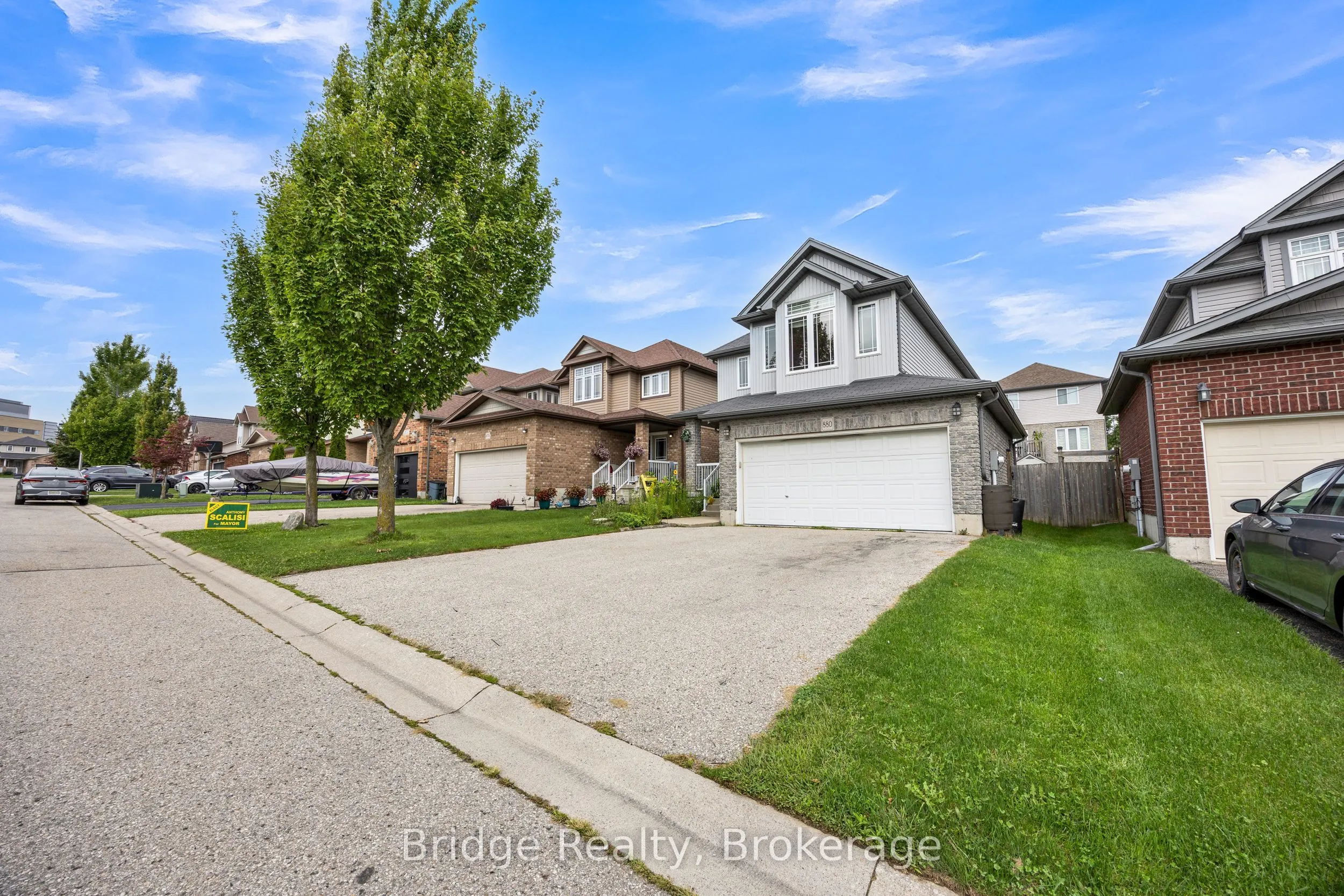 880 Frontenac Crescent