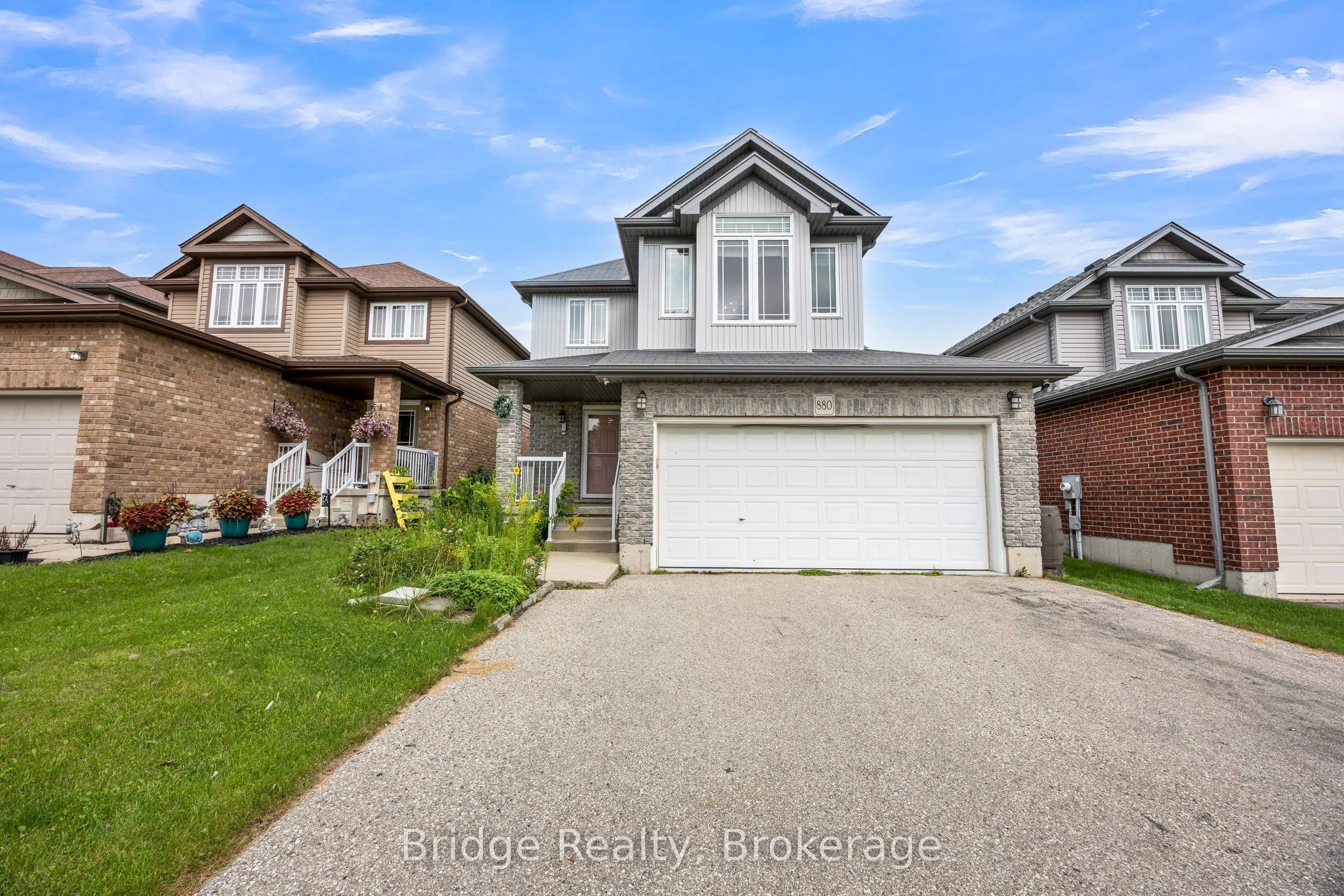 880 Frontenac Crescent