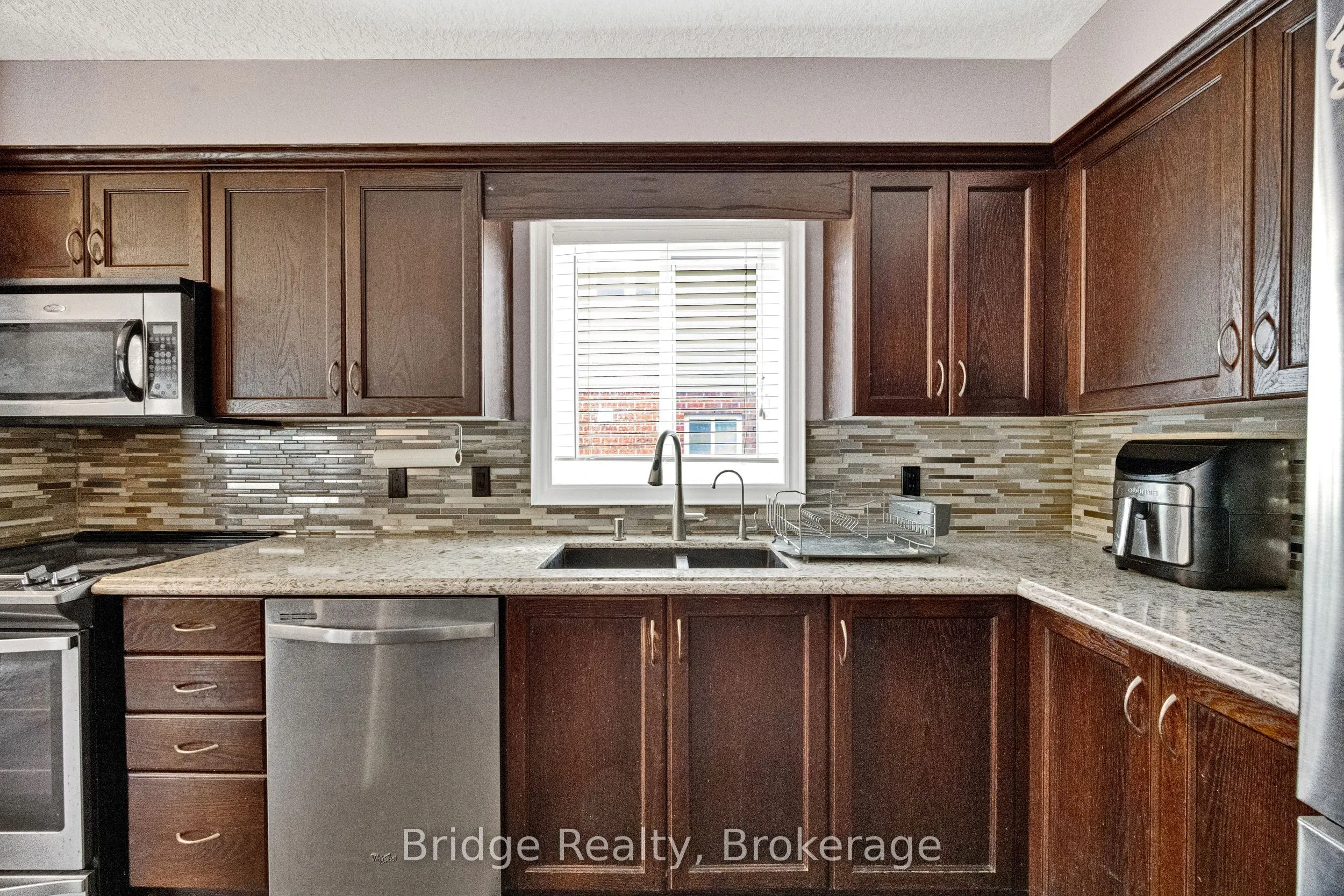 880 Frontenac Crescent