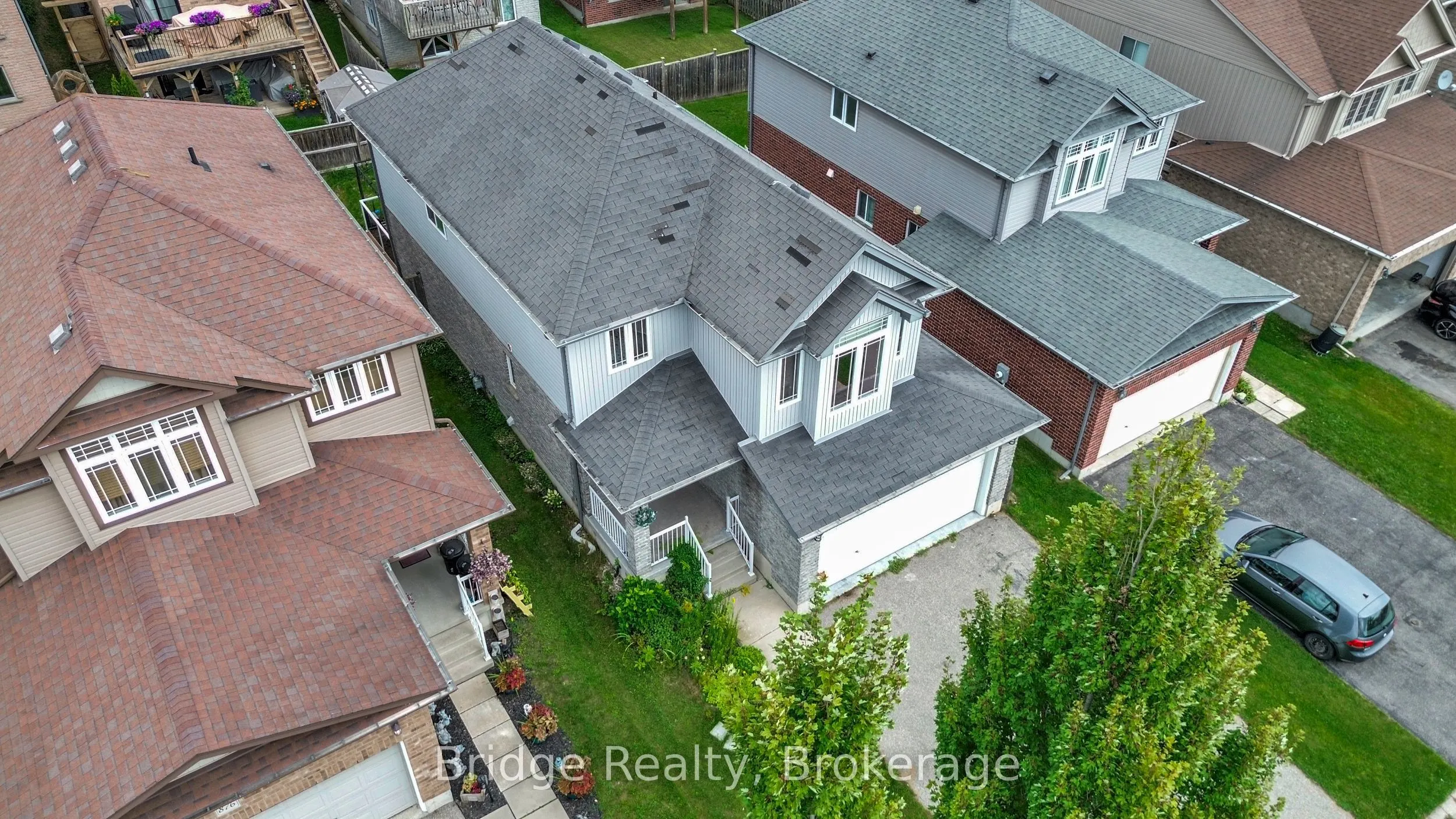 880 Frontenac Crescent