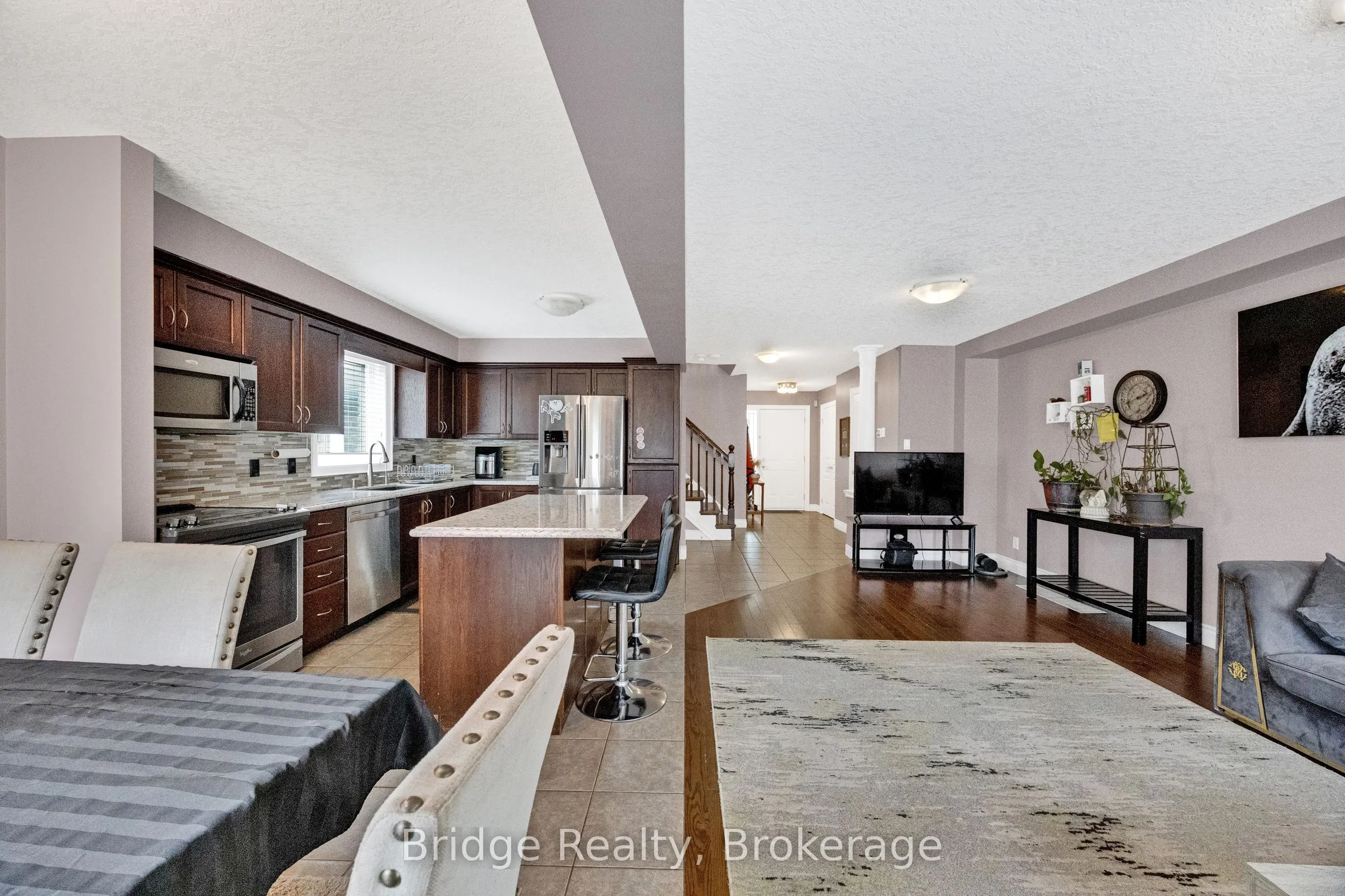 880 Frontenac Crescent