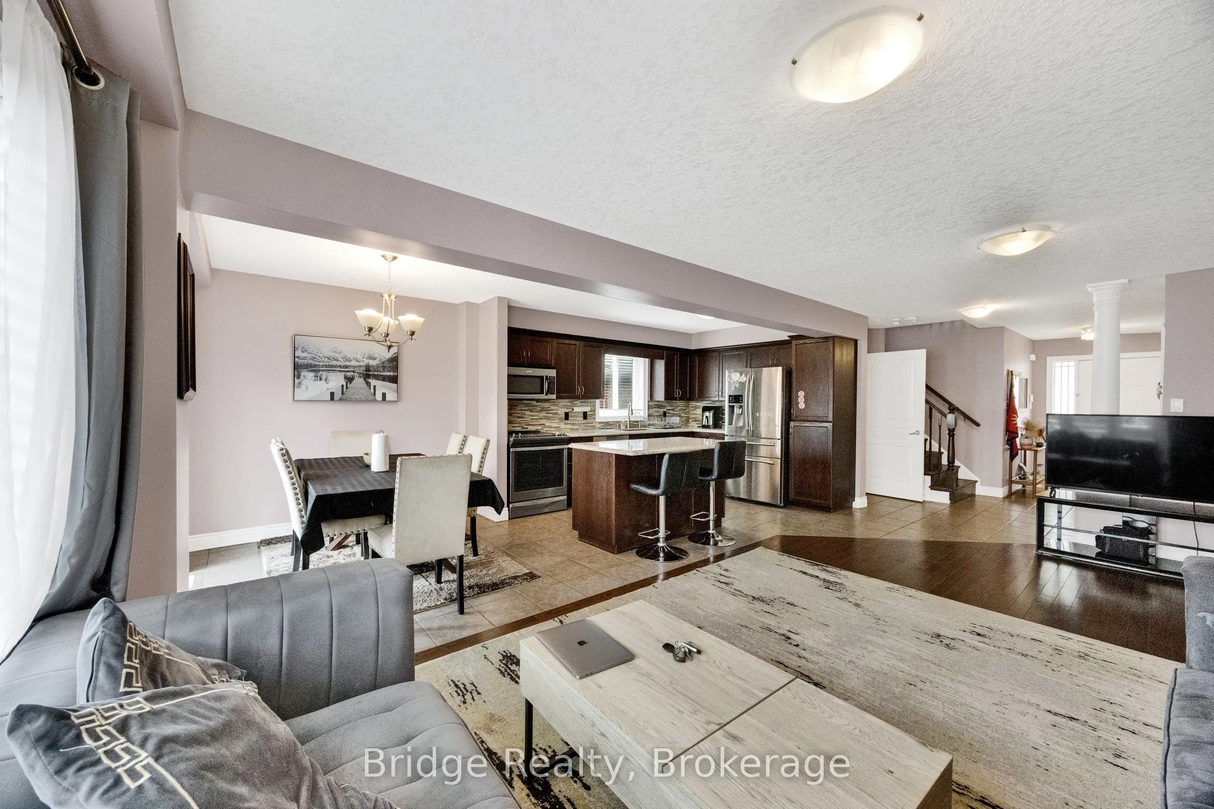 880 Frontenac Crescent