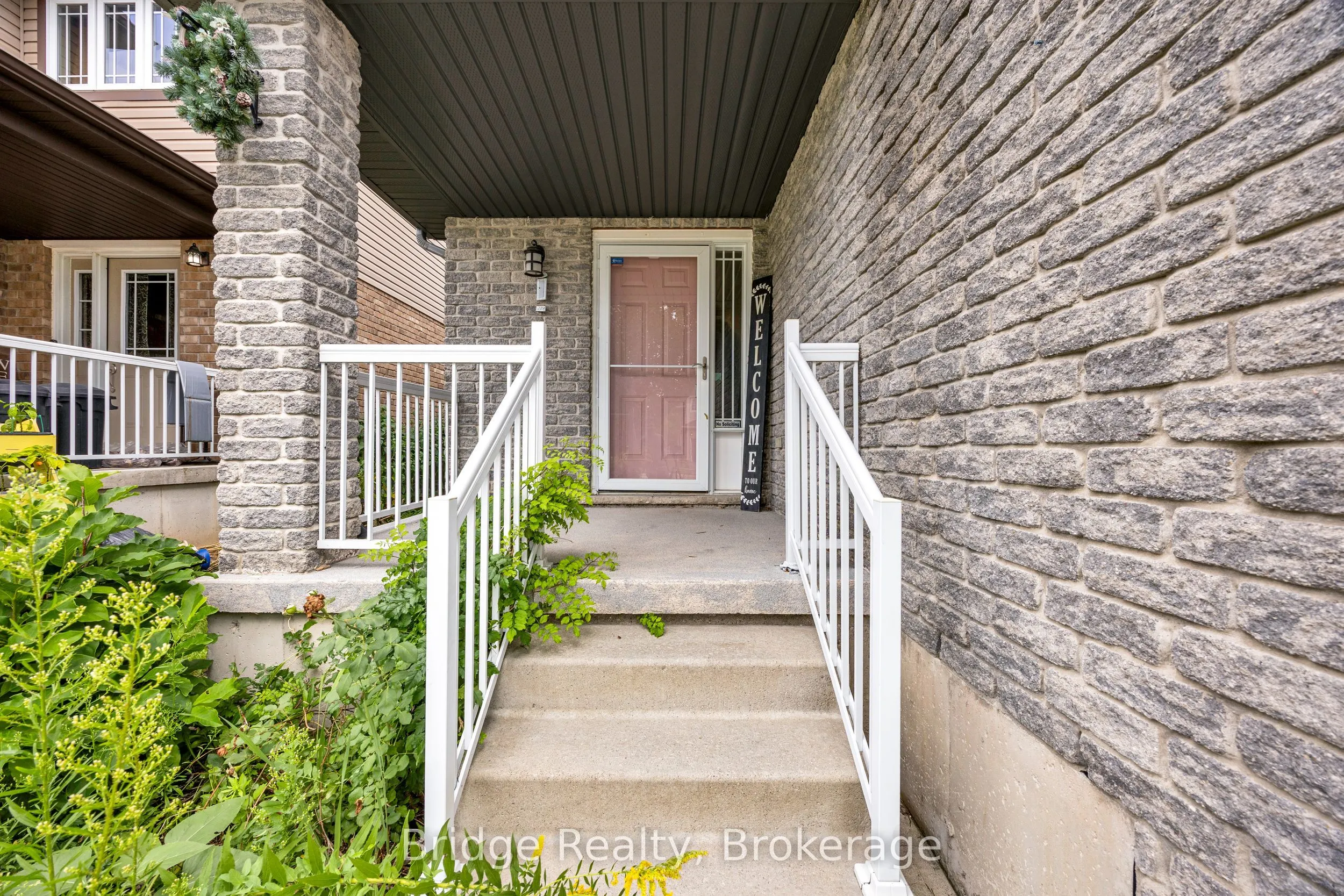880 Frontenac Crescent