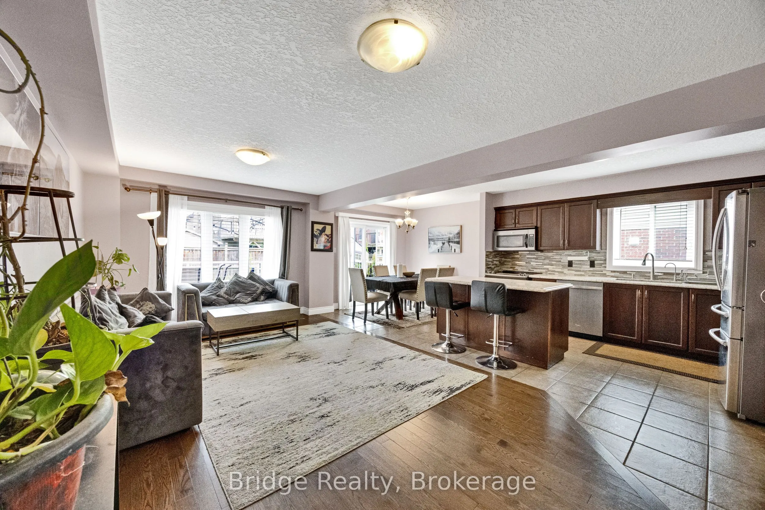 880 Frontenac Crescent