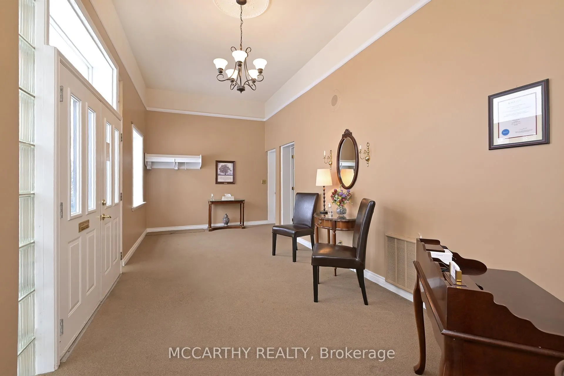 318 Main Street E