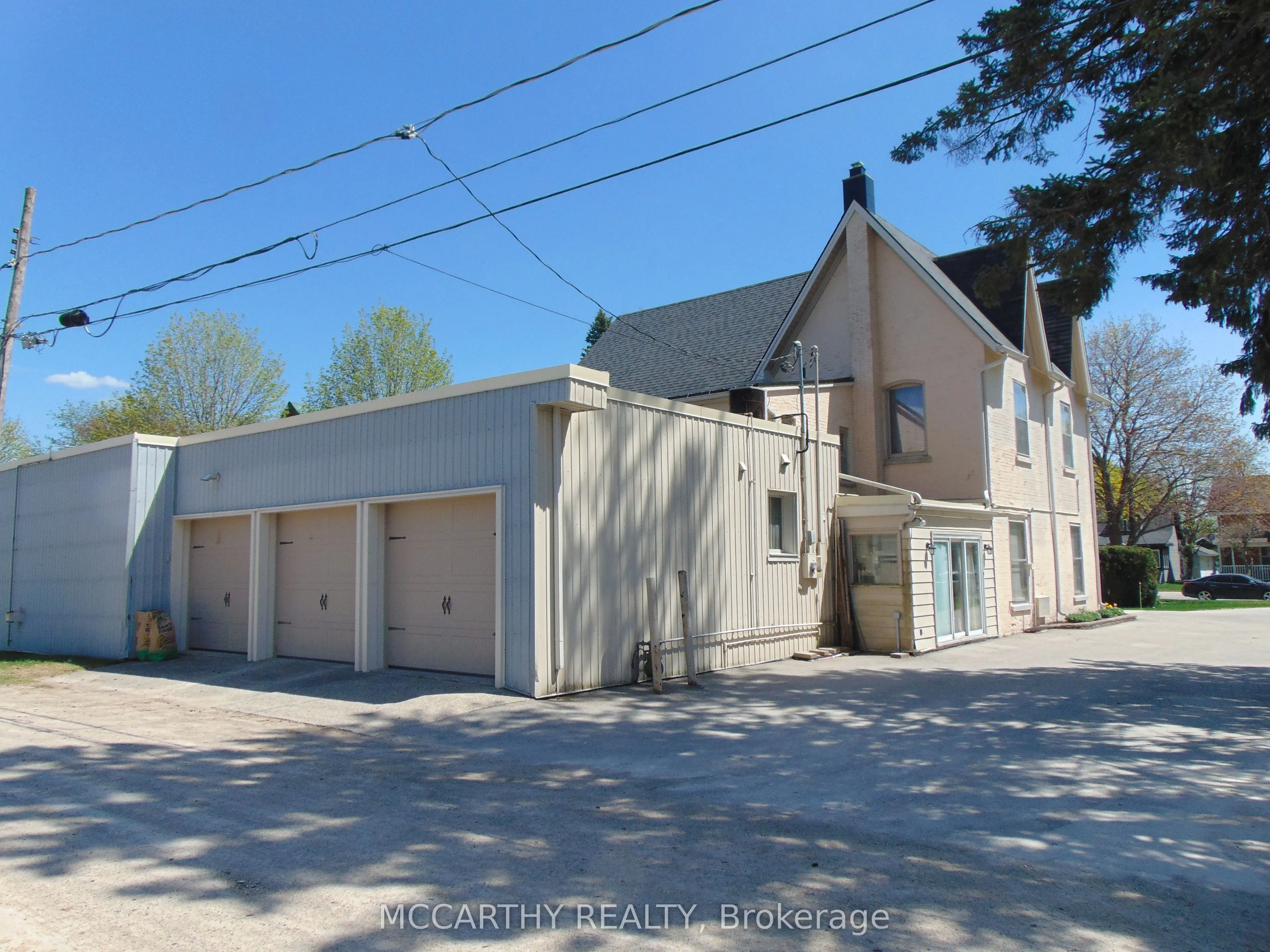 318 Main Street E