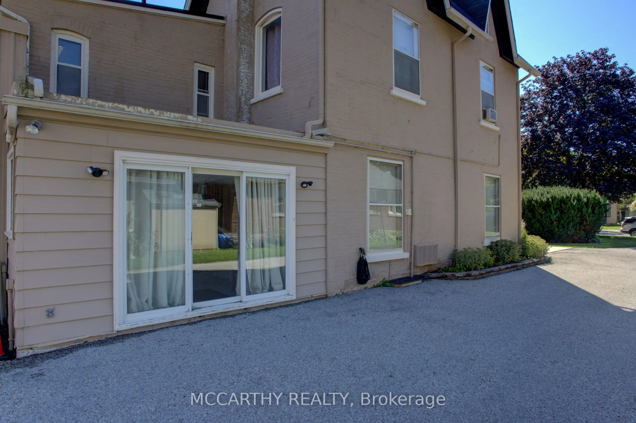 318 Main Street E
