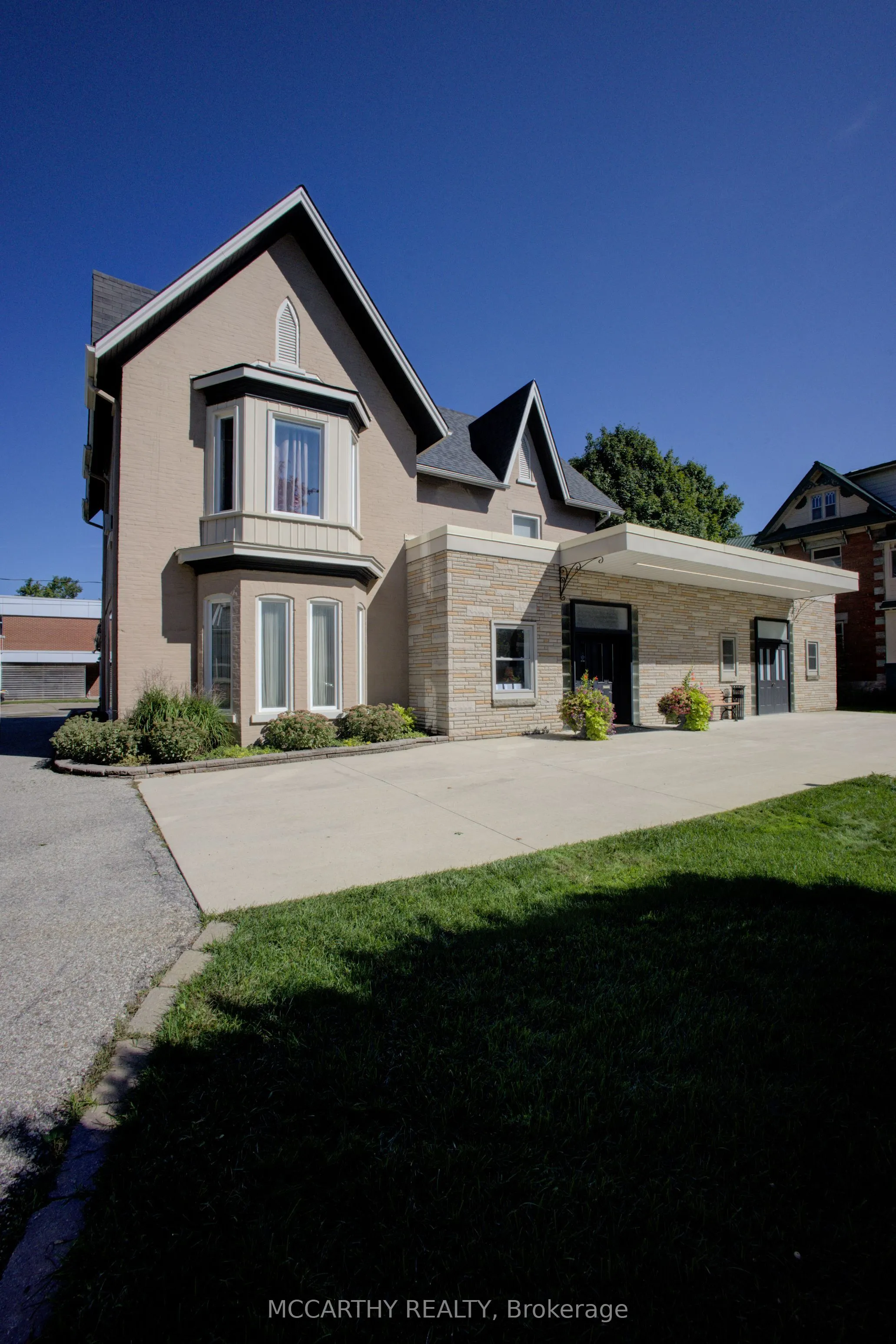 318 Main Street E