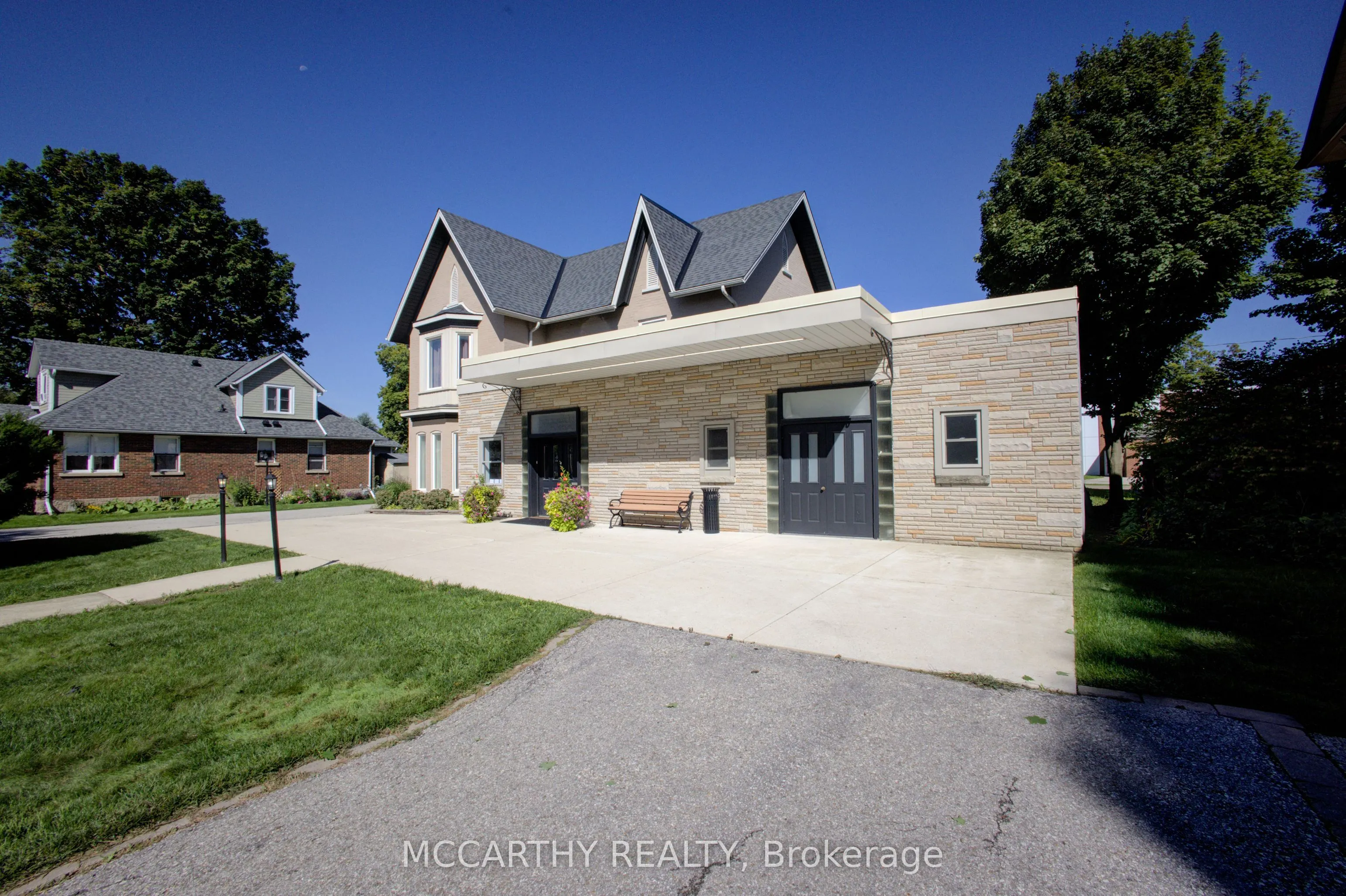 318 Main Street E