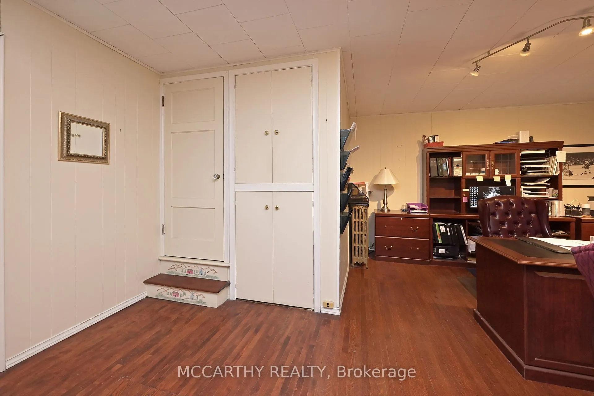 318 Main Street E