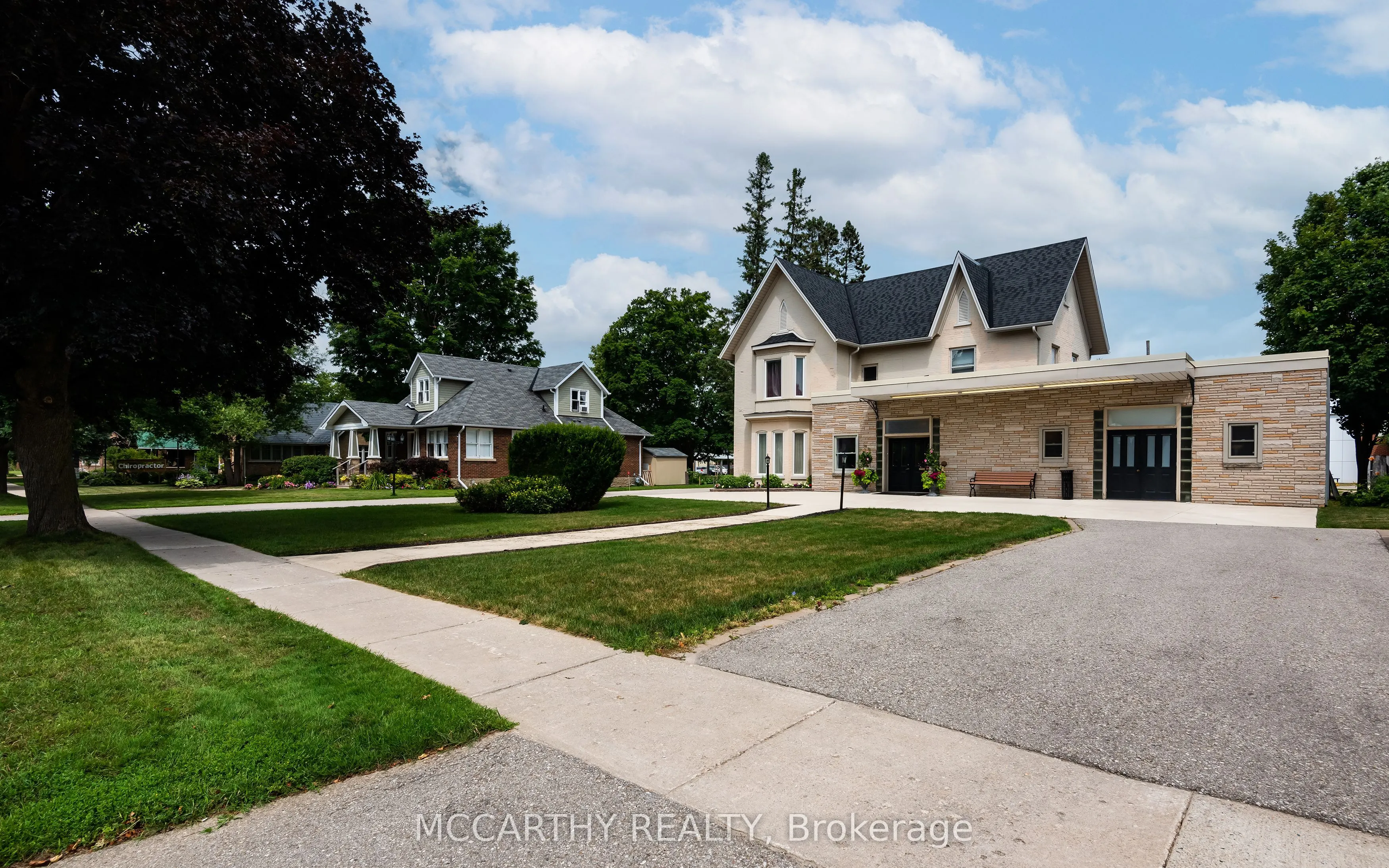 318 Main Street E