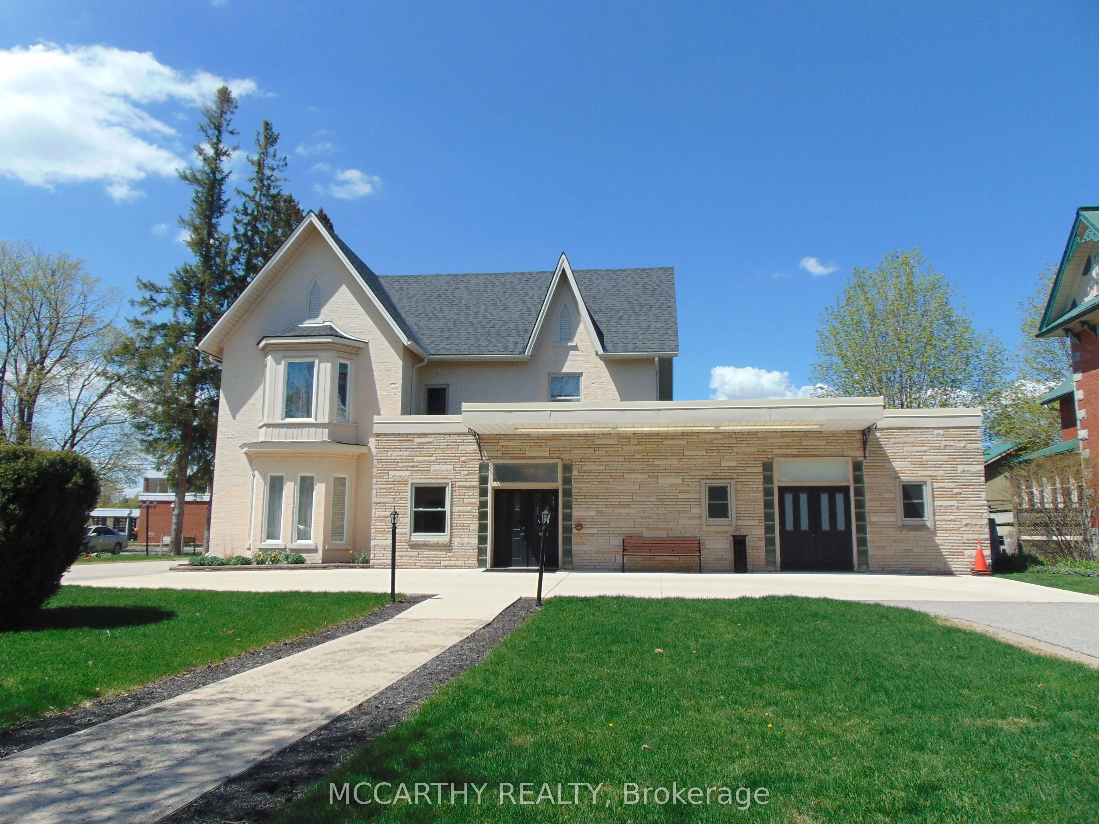 318 Main Street E